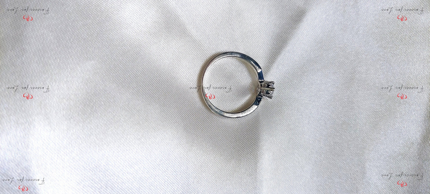 Runder Solitär-Verlobungsring mit Naturdiamant Round cut Moissanite engagement ring in 935er Argentium Silber — custom handcrafted by Forever For Love