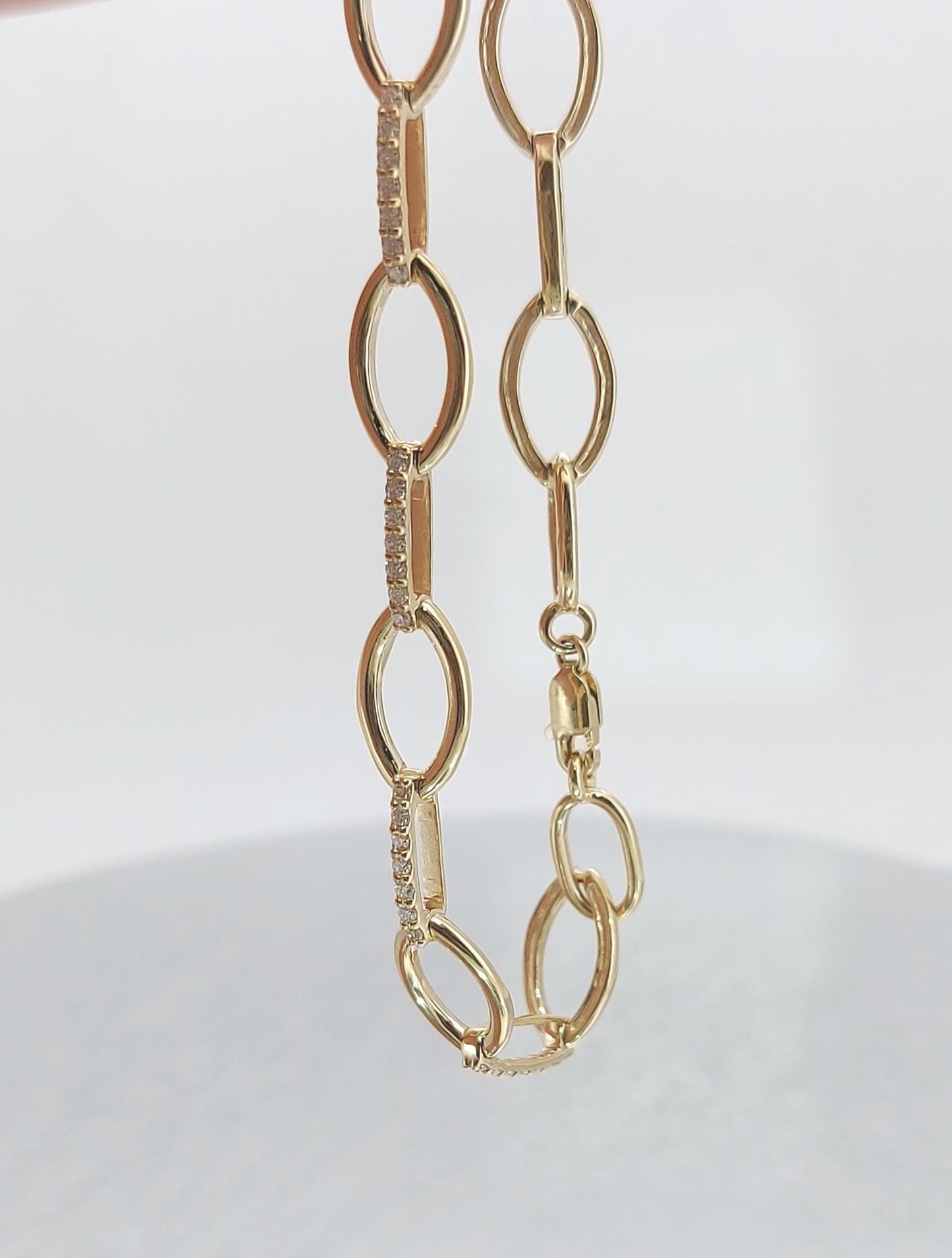 Armband aus 14 Karat Massivgold mit Büroklammerkette, zartes Goldarmband, Labor-Diamant-Pavé-Armband, Jubiläumsgeschenk für sie. Moissanite engagement ring in Gold or Platinum — custom handcrafted by Forever For Love