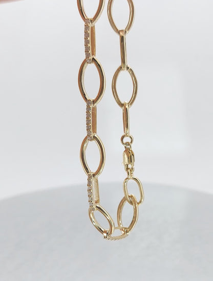 Armband aus 14 Karat Massivgold mit Büroklammerkette, zartes Goldarmband, Labor-Diamant-Pavé-Armband, Jubiläumsgeschenk für sie.