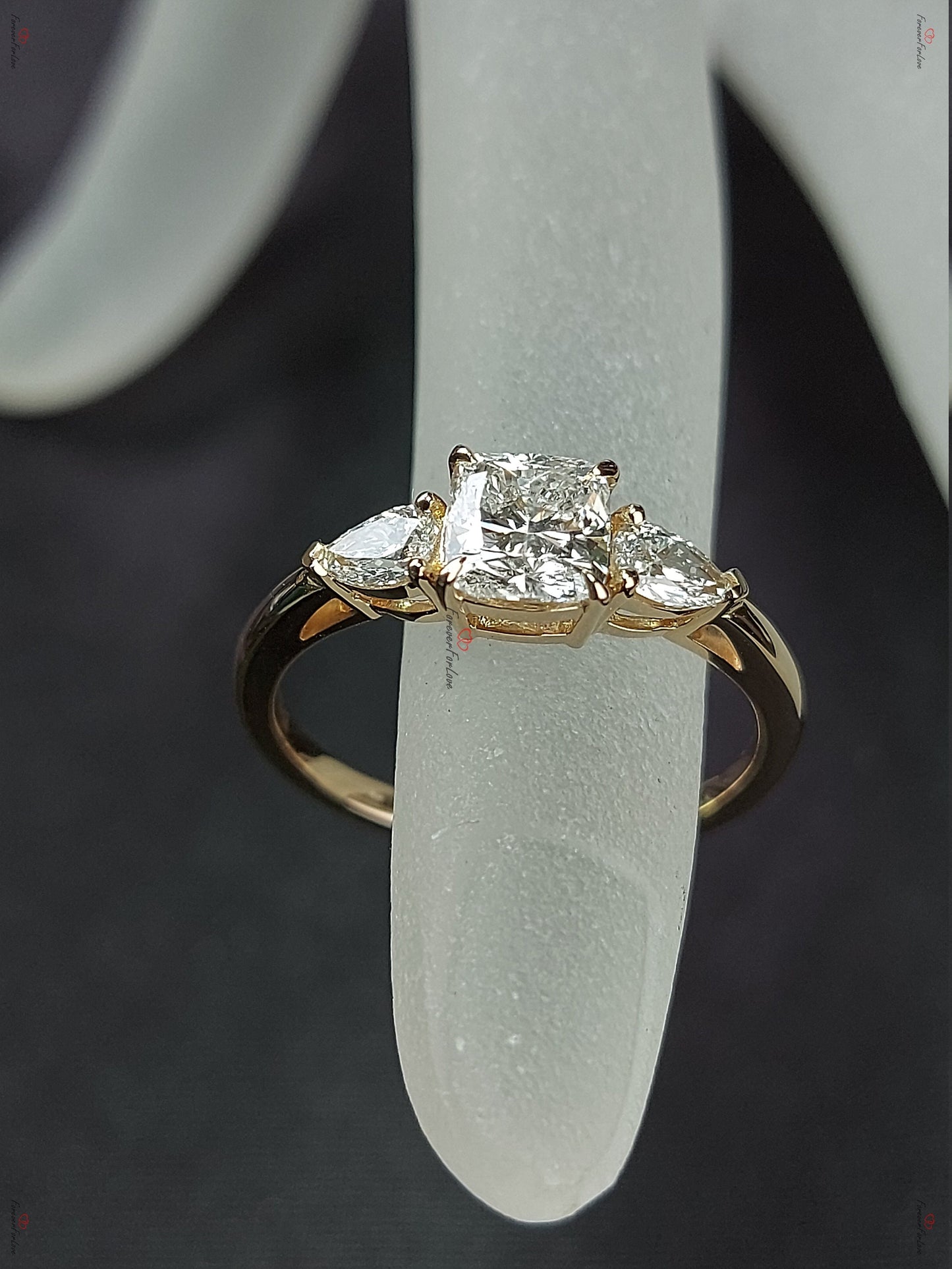 1 Karat GIA-zertifizierter Cushion-Diamant-Verlobungsring Cushion cut Moissanite engagement ring in 935 Argentium Silber — custom handcrafted by Forever For Love