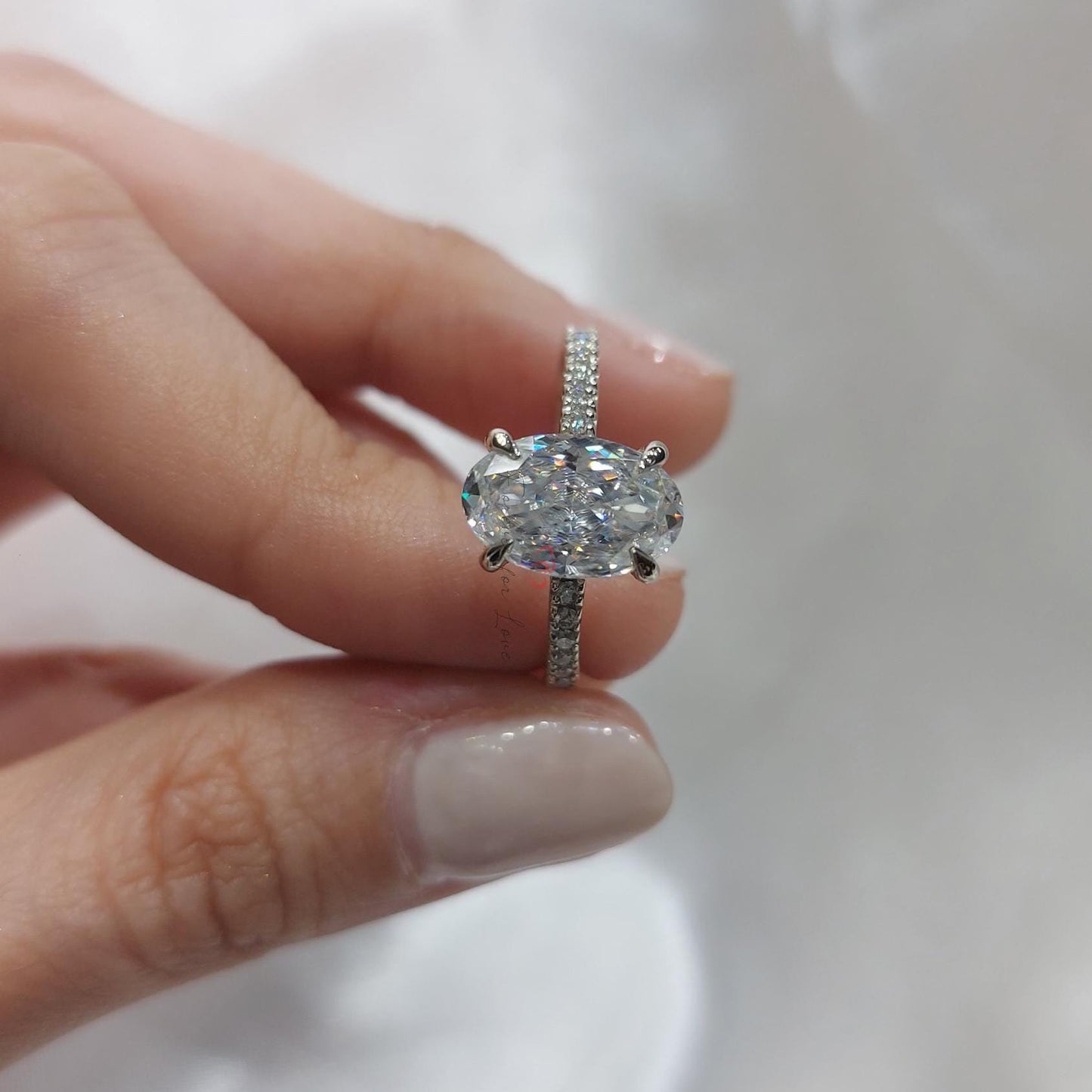 Bague de fiançailles en diamant ovale 2 carats, moissanite Oval cut 1Ct Moissanite taille brillant engagement ring in Gold or Platinum — custom handcrafted by Forever For Love