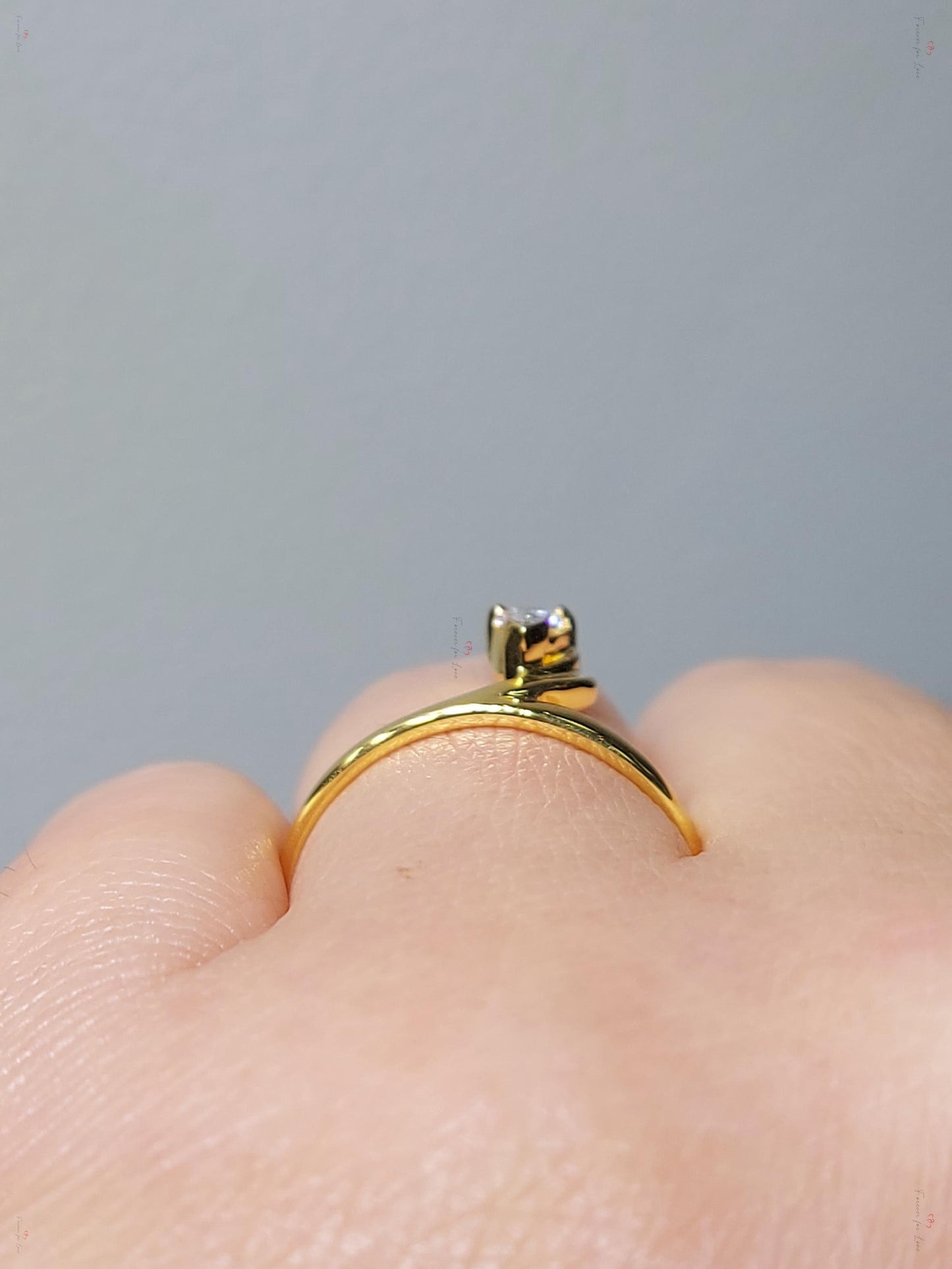 1,5 Karat IGI zertifizierter birnenförmiger Labor-Diamant-Verlobungsring Pear cut Moissanite engagement ring in 935er Argentium Silber — custom handcrafted by Forever For Love