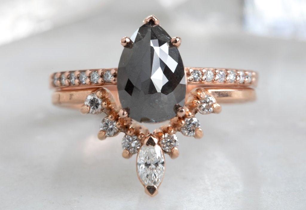 Alliance avec diamant noir rond de 4 carats et moissanite Round cut Moissanite taille brillant engagement ring in Gold or Platinum — custom handcrafted by Forever For Love
