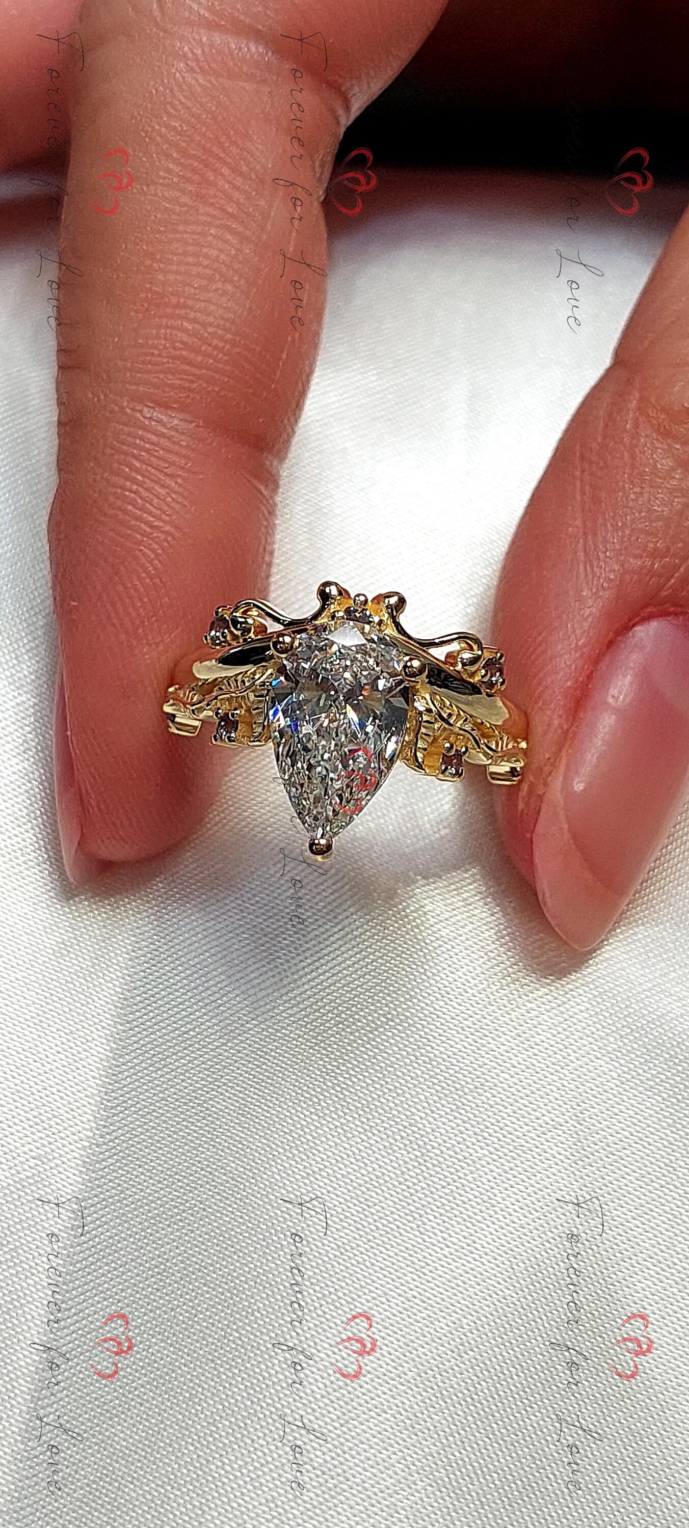 2 Karat birnenförmiger Labor-Diamant (F+ VVS2+) Solitär-Verlobungsring Pear cut Moissanite engagement ring in 935er Argentium Silber — custom handcrafted by Forever For Love