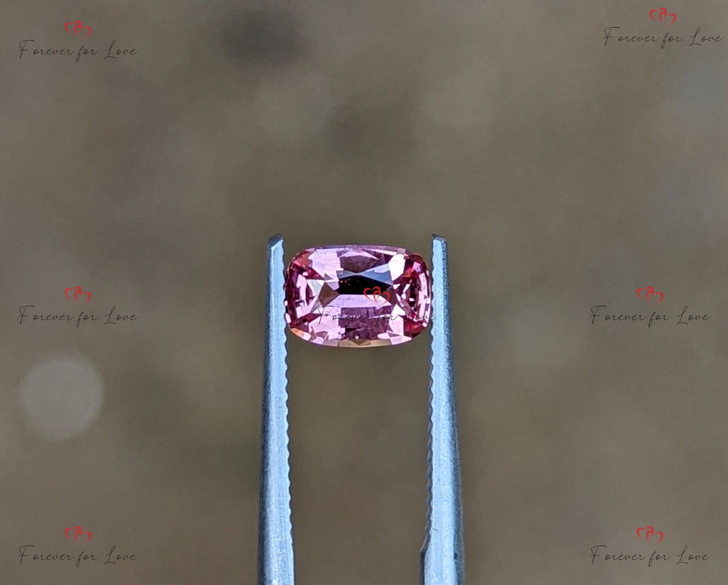 Saphir Padparadscha 0,76 carats, Saphir Padparadscha véritable de Ceylan non chauffé non traité de taille coussin pour elle. Moissanite engagement ring in Gold or Platinum — custom handcrafted by Forever For Love