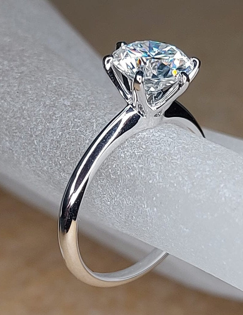 2 Karat runder Moissanit 6-Krappen Solitärring Round cut Moissanite engagement ring in 935 Argentium Silber — custom handcrafted by Forever For Love