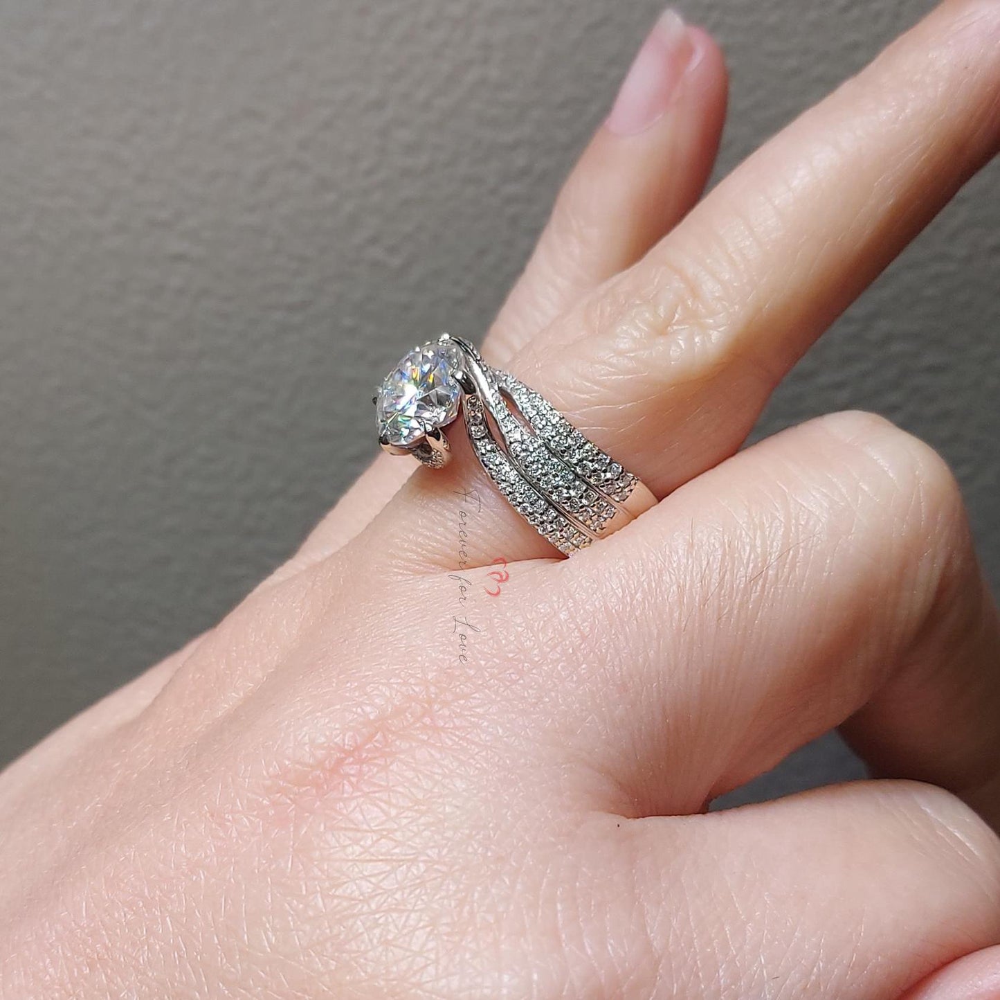 4 Karat runder Moissanit Solitär Verlobungsring Round cut Moissanite engagement ring in 935er Argentium Silber — custom handcrafted by Forever For Love