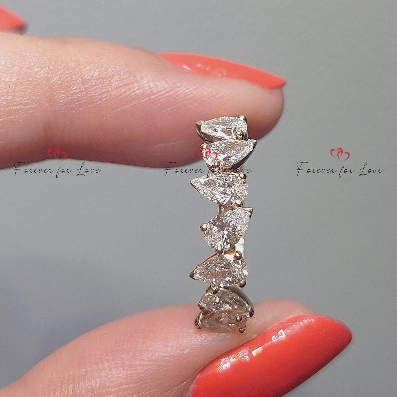 Bague demi-éternité en or massif/platine sertie de diamants de laboratoire taille poire – Bague de mariage ou d'anniversaire avec diamants de laboratoire taille poire. Pear cut Moissanite taille brillant engagement ring in Gold or Platinum — custom handcrafted by Forever For Love