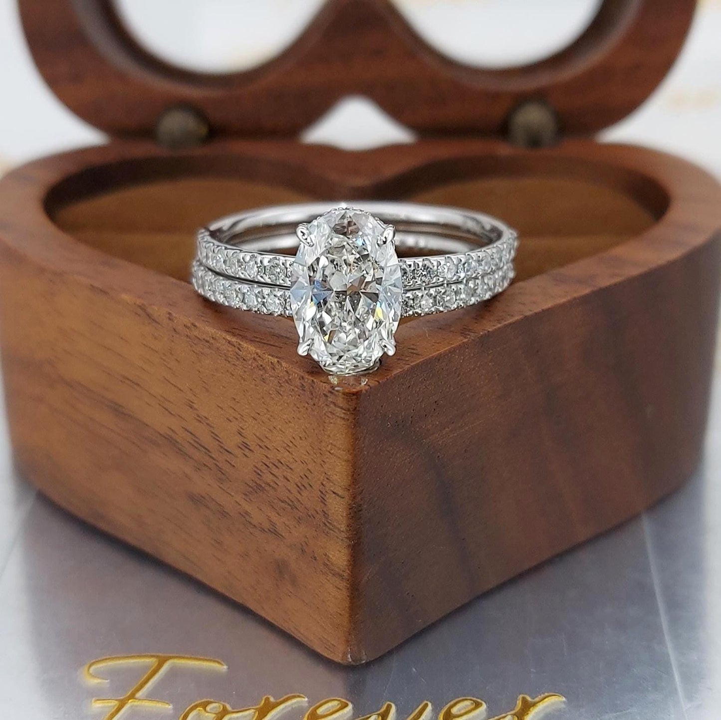 2 Karat IGI zertifizierter ovaler Labordiamant Hidden Halo Ehering Oval cut Moissanite engagement ring in 935 Argentium Silber — custom handcrafted by Forever For Love