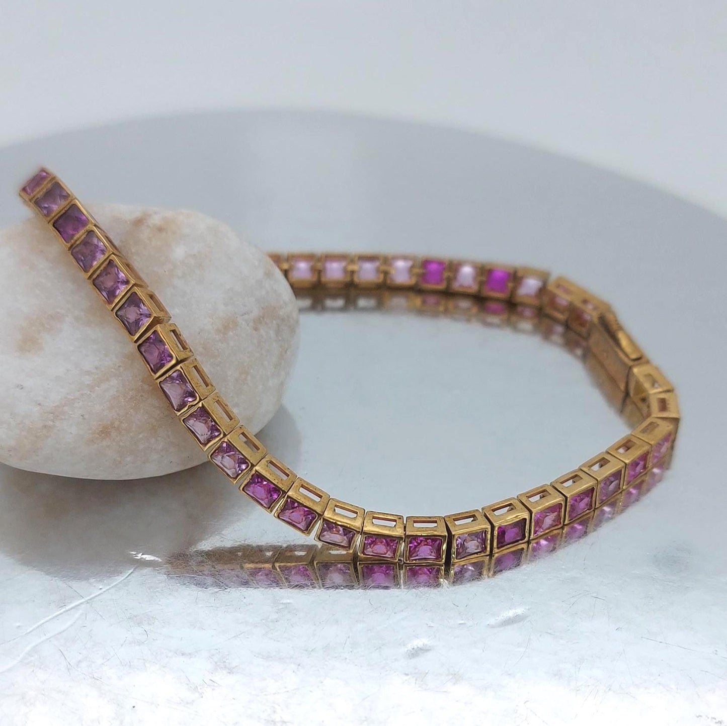 Tennisarmband mit Prinzessinnenschliff, rosa Diamant, massives Gold, babyrosa Armband, 14k oder 18k, farbiges Eternity-Design, Krappenfassung, Muttertagsgeschenk Moissanite engagement ring in Gold or Platinum — custom handcrafted by Forever For Love