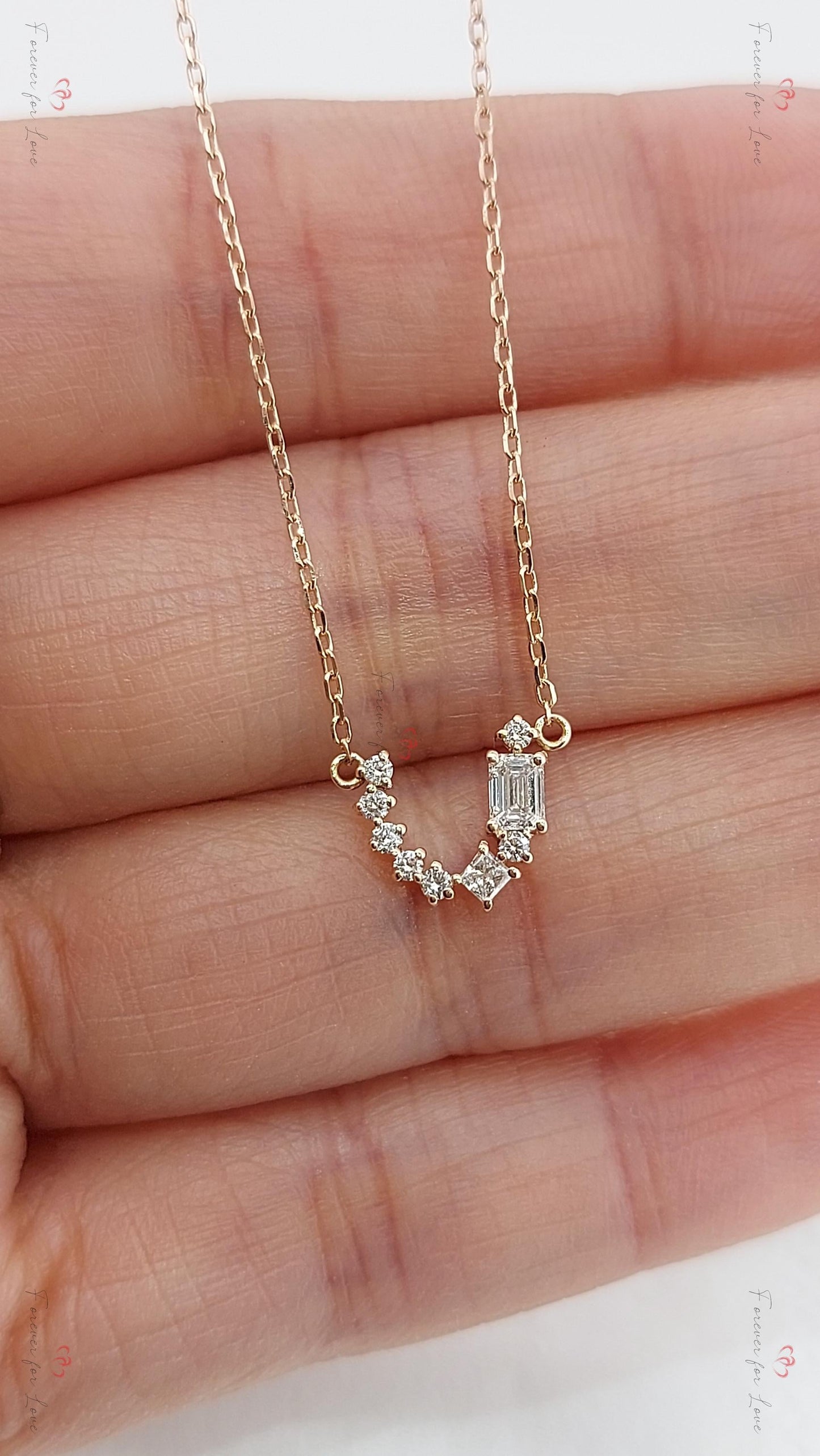 Collier fer à cheval porte-bonheur, cadeau pour les amoureux des chevaux | Pendentif délicat en or ou en argent | Breloque personnalisée porte-bonheur | Cadeau de remise de diplôme ou d'anniversaire Moissanite engagement ring in Gold or Platinum — custom handcrafted by Forever For Love
