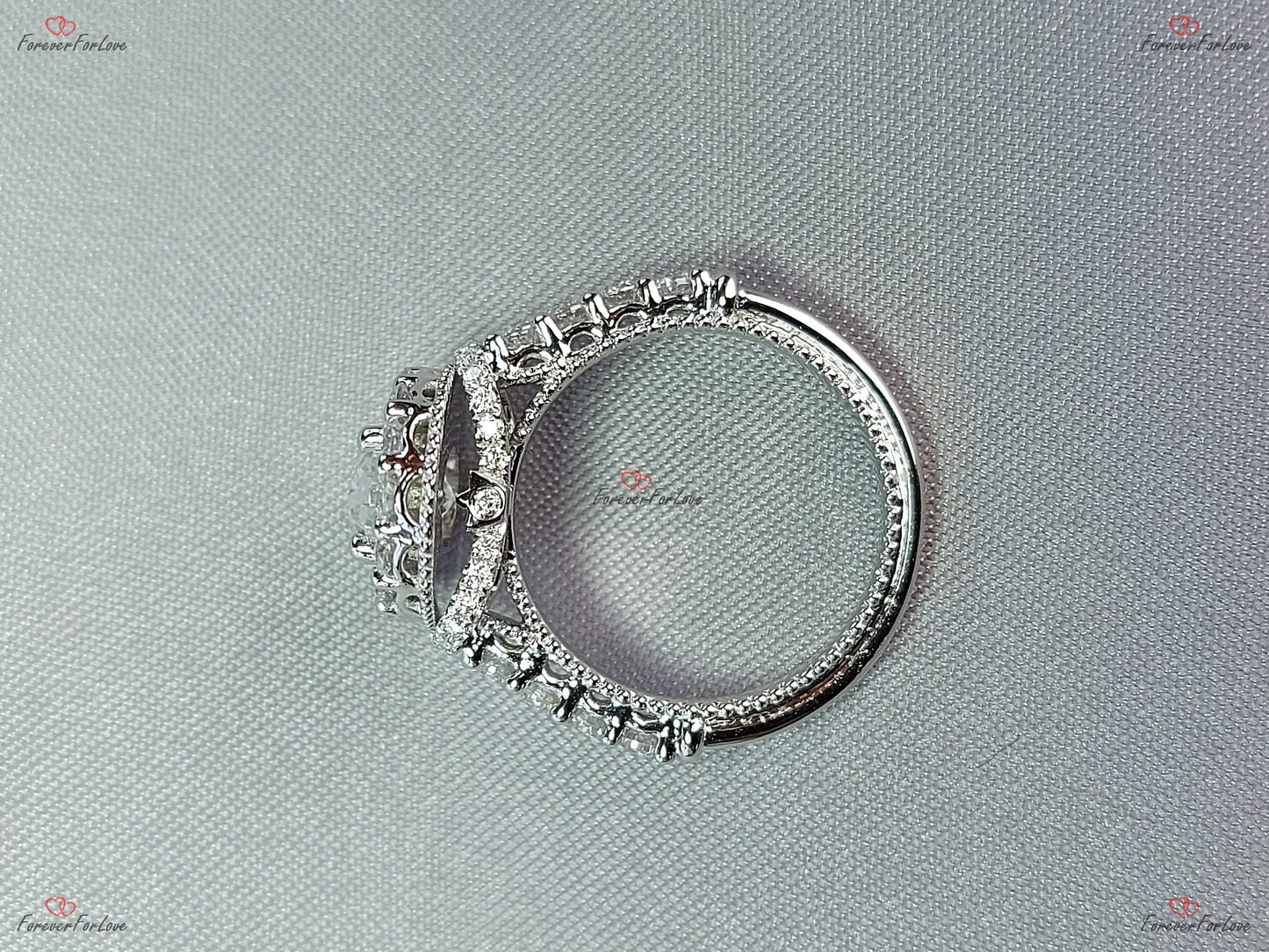 1,5 Karat ovaler Crushed-Ice-Moissanit-Verlobungsring im Vintage-Stil Oval cut Moissanite engagement ring in 935 Argentium Silber — custom handcrafted by Forever For Love