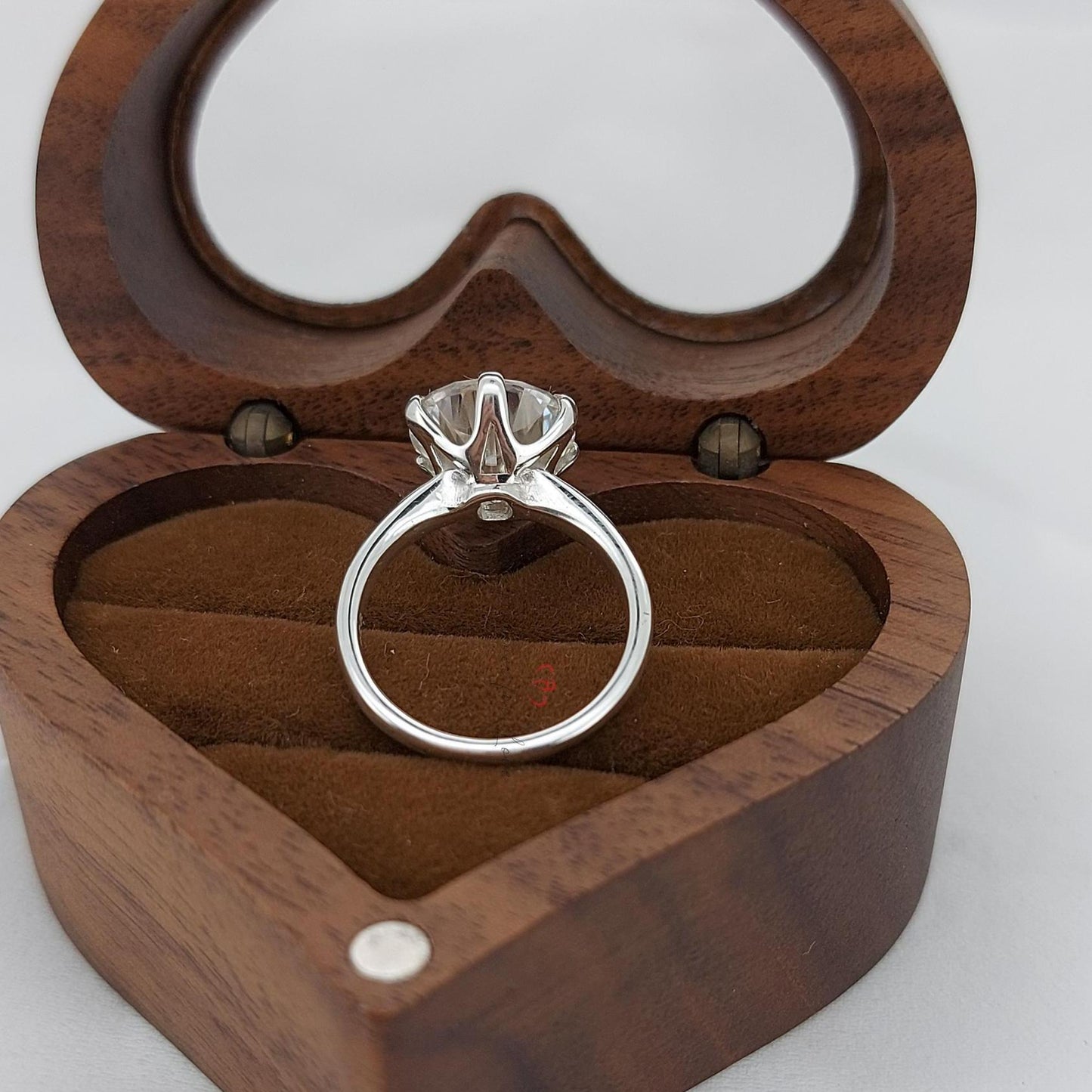 Bague de Fiançailles Ronde en Or Massif 14 carats, Bagues de Fiançailles Moissanite 3 CT, Bague Solitaire Moissanite 6 Griffes, Bague de Promesse en Or Round cut 1Ct Moissanite taille brillant engagement ring in Gold or Platinum — custom handcrafted by Forever For Love
