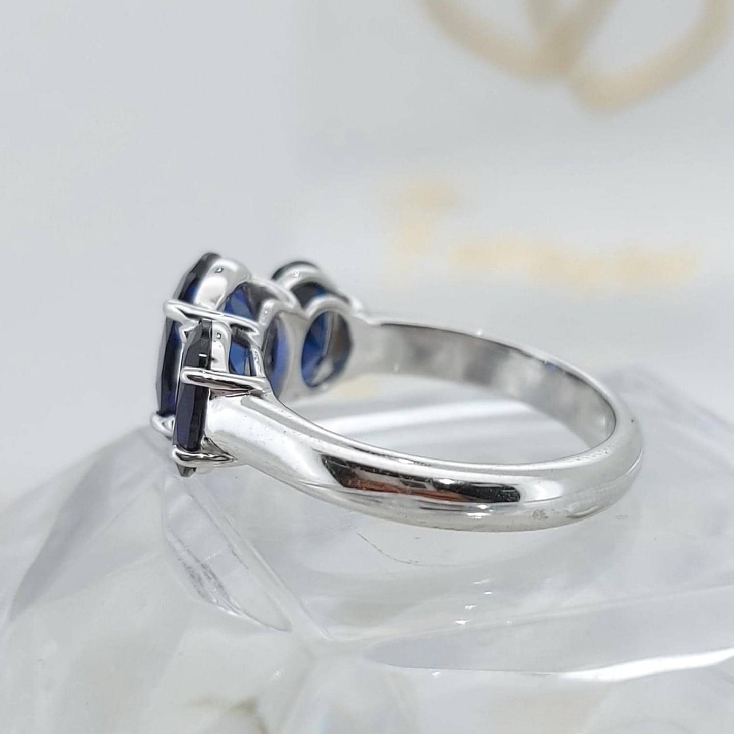 14k Ring mit oval geschliffenem, tief königsblauem Saphir, blauer Saphir, oval geschliffener Saphirring, im Labor hergestellter Saphir, ethisch unbedenklich, perfektes Geschenk Oval cut Moissanite engagement ring in 935 Argentium Silber — custom handcrafted by Forever For Love