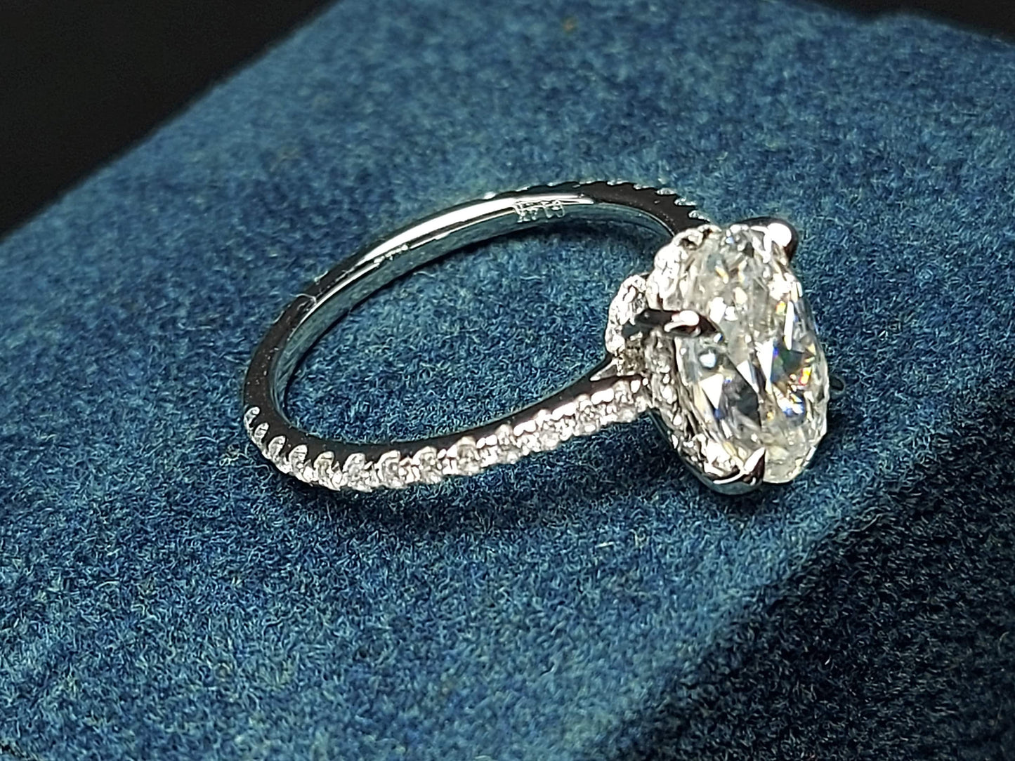 Oval Moissanit Verlobungsring mit verstecktem Heiligenschein Oval cut Moissanite engagement ring in 935er Argentium Silber — custom handcrafted by Forever For Love