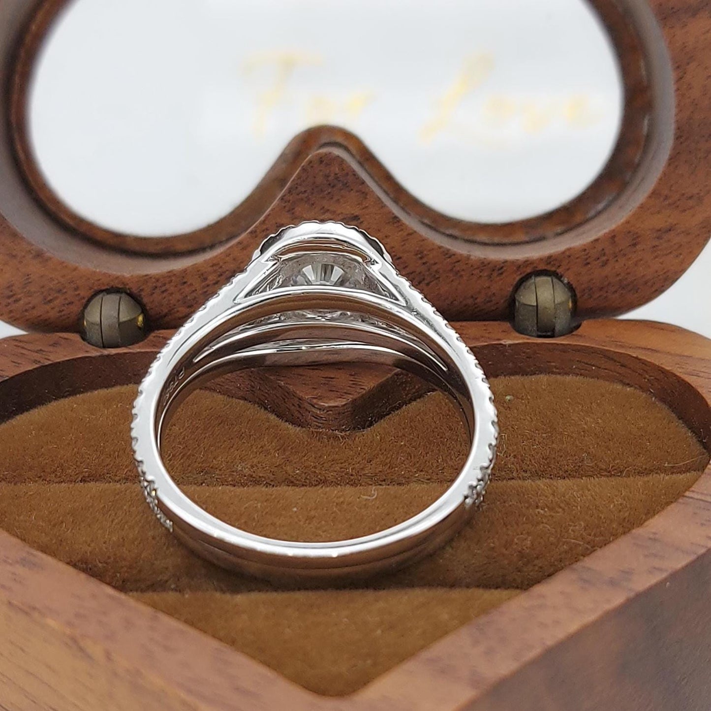 1,7 Karat IGI-zertifiziertes runder Labordiamant Hochzeits-Brautset Round cut Moissanite engagement ring in 935 Argentium Silber — custom handcrafted by Forever For Love