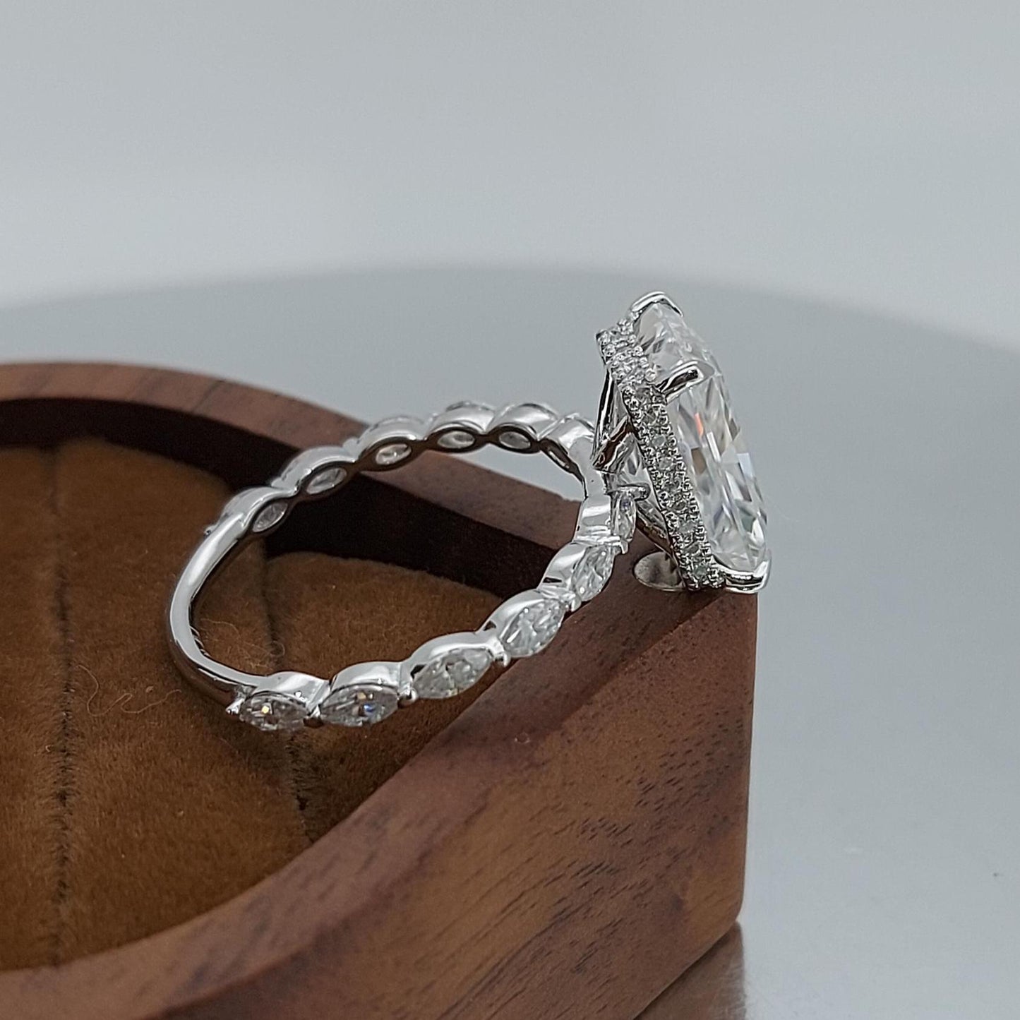 6 Karat strahlender Moissanit-Verlobungsring mit Karat-Optionen Radiant cut Moissanite engagement ring in 935 Argentium Silber — custom handcrafted by Forever For Love