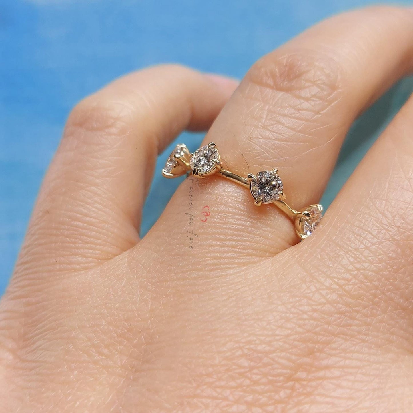 Bague de 4 MM en diamant rond de laboratoire, alliance en diamant rond taille brillant, bague de promesse, alliance assortie, alliance cadeau de mariage, bague empilable. Round cut Moissanite taille brillant engagement ring in Gold or Platinum — custom handcrafted by Forever For Love