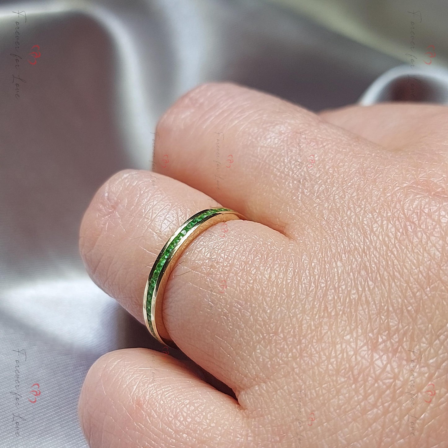 Ehering mit natürlichen Smaragden und Pavé-Diamanten Emerald cut Moissanite engagement ring in 935 Argentium Silber — custom handcrafted by Forever For Love