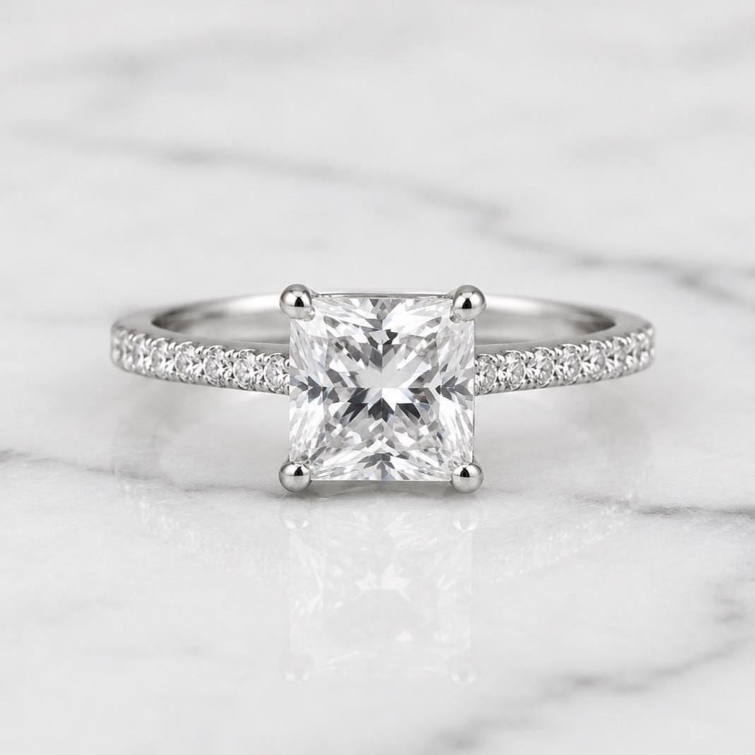 1,25 Karat Prinzessschliff Laborgefertigter Diamant Verlobungsring Princess cut Moissanite engagement ring in 935er Argentium Silber — custom handcrafted by Forever For Love