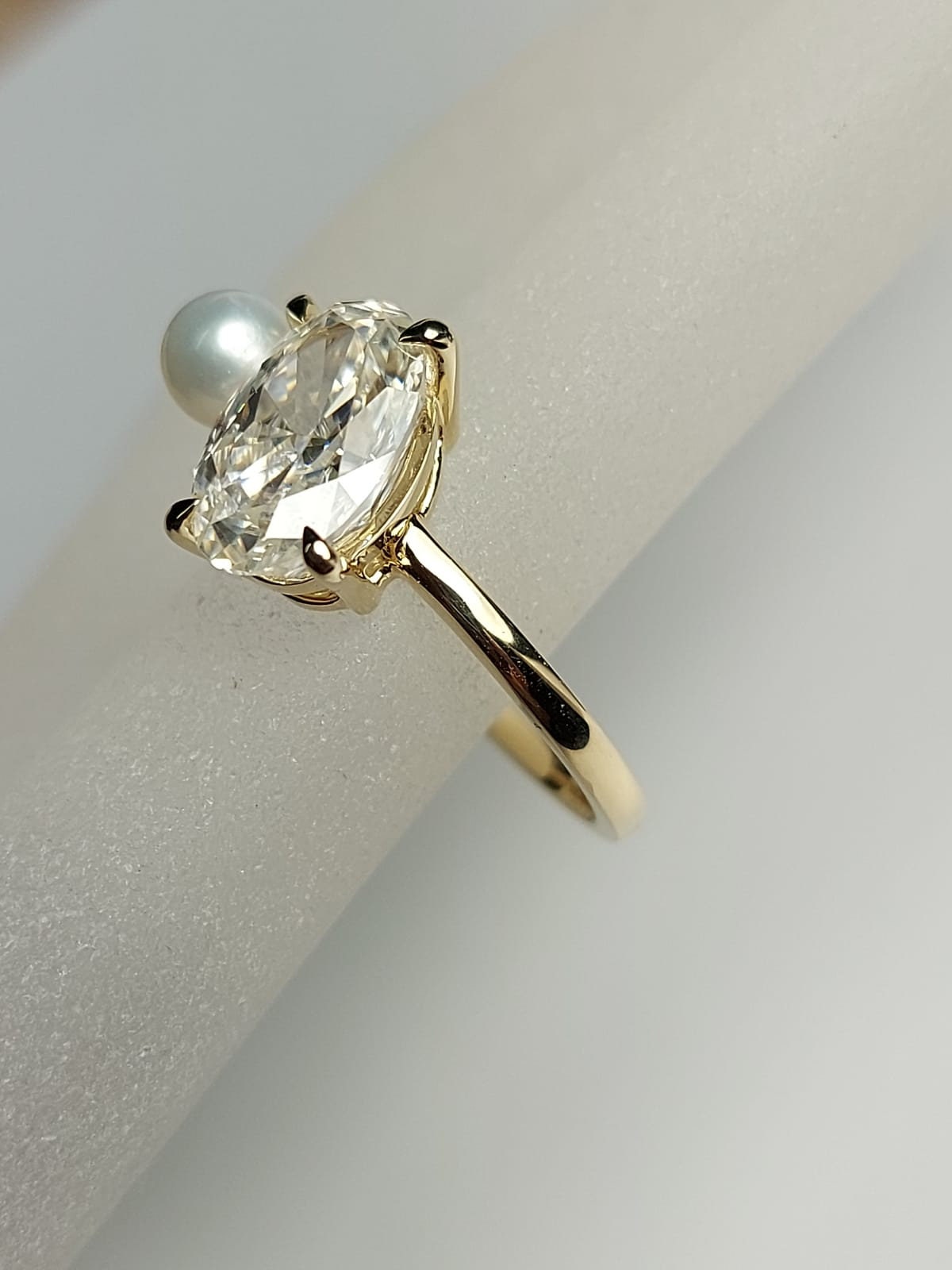 Oval geschliffener Moissanit-Verlobungsring, 5 Karat „Crushed Ice“ Oval 13*8mm Verlobungsring, Perlen- & Diamantring, Ariana Grandes Ring. Oval cut Moissanite engagement ring in 935er Argentium Silber — custom handcrafted by Forever For Love