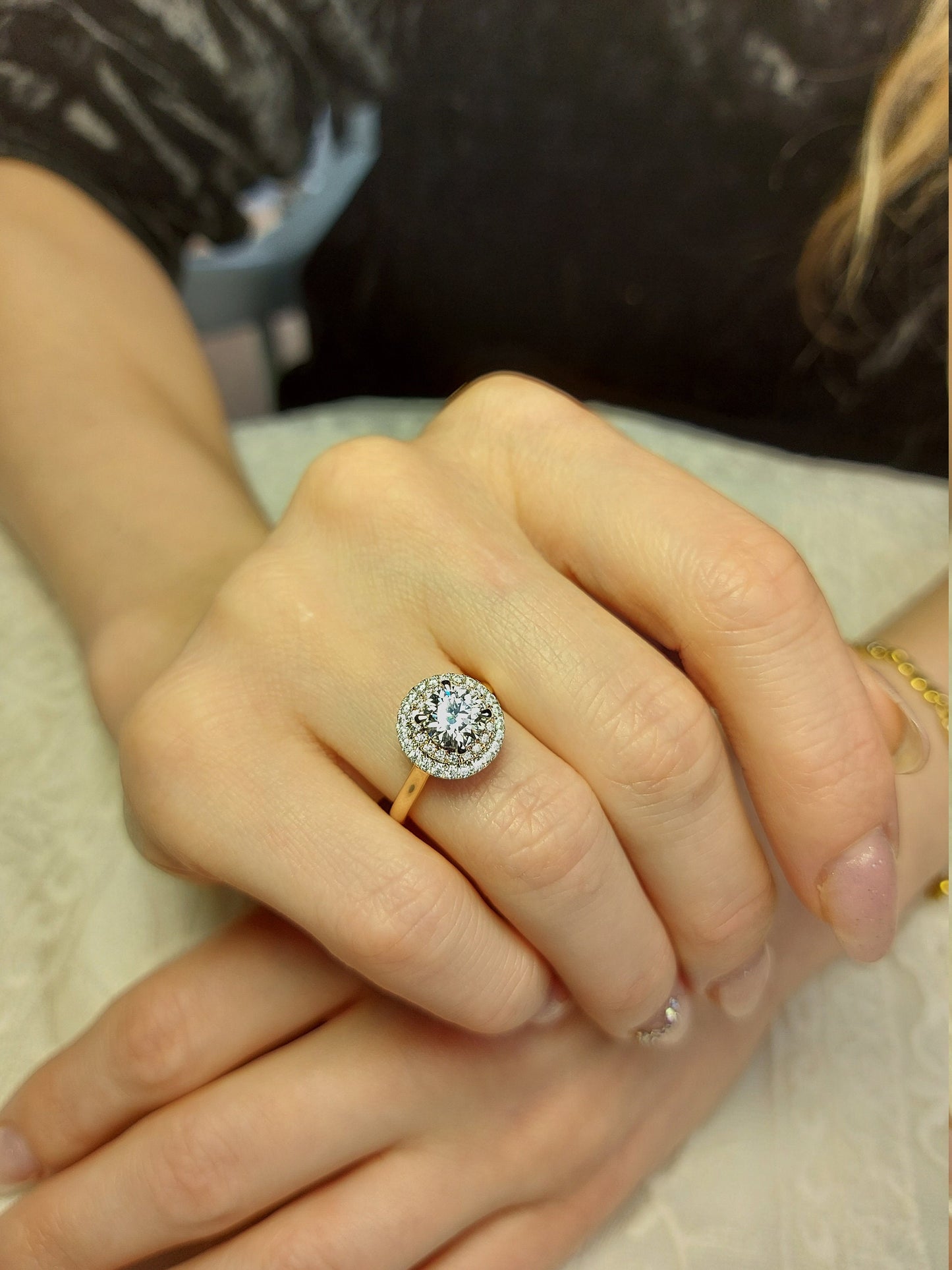 Runder Moissanit-Halo-Verlobungsring mit Hearts and Arrows Round cut Moissanite engagement ring in 935 Argentium Silber — custom handcrafted by Forever For Love