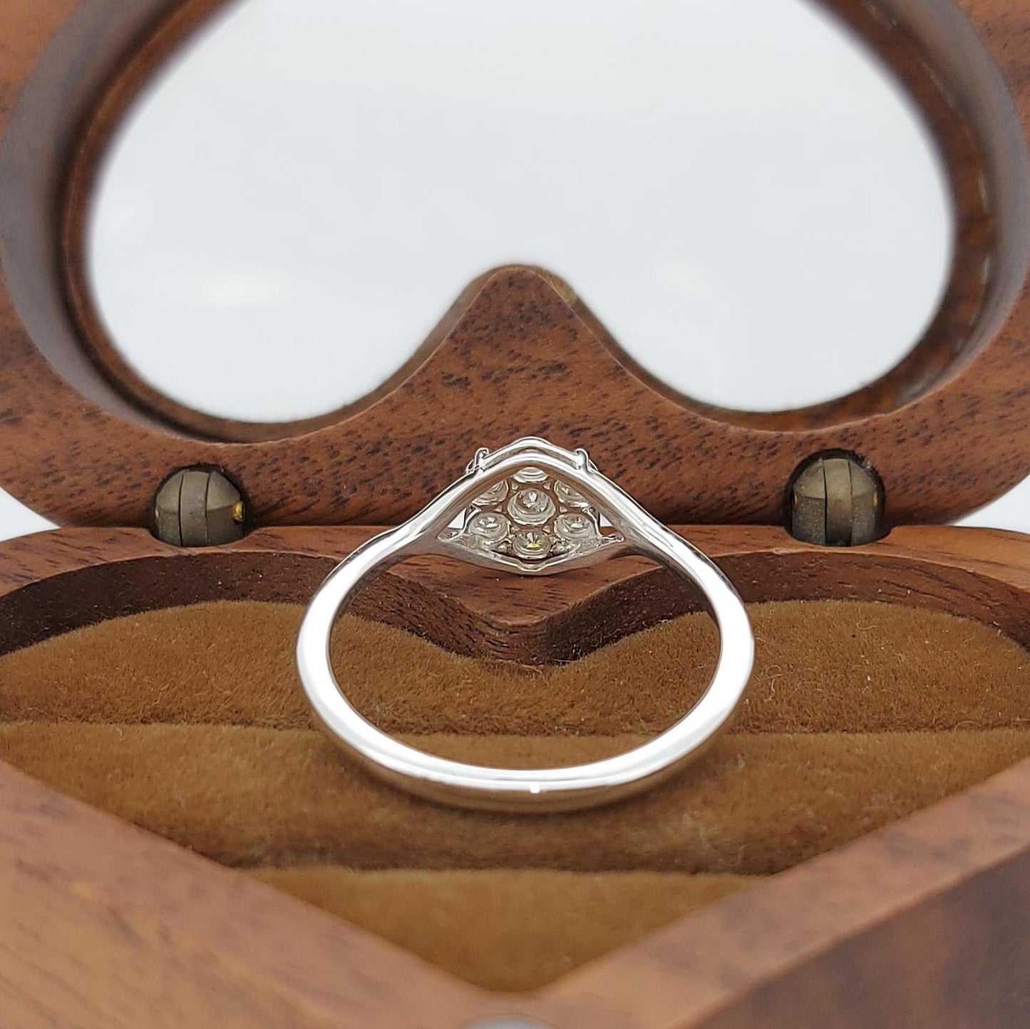 Bague ornée d'un diamant rond de 0,18 ct, certifié IGI Round cut 1Ct Moissanite Taille Brillant engagement ring in Gold or Platinum — custom handcrafted by Forever For Love