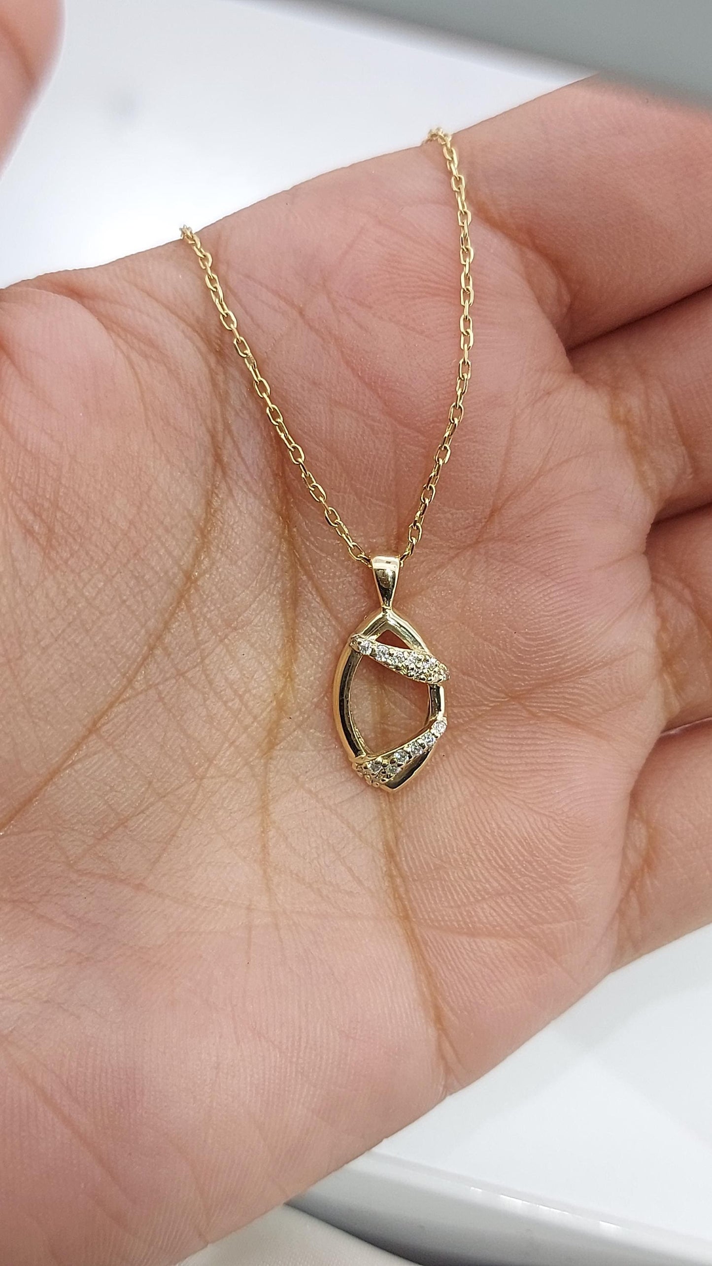 14K Gelbgold, zarter minimalistischer Anhänger, Emaille-Anhänger, Damenkette, besonderes Geschenk für sie. Moissanite engagement ring in Gold or Platinum — custom handcrafted by Forever For Love