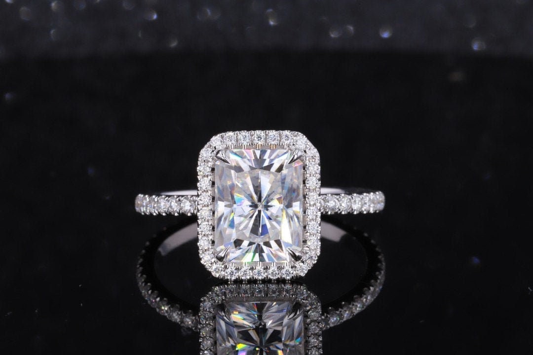 3 Karat strahlender Moissanit-Halo-Verlobungsring Radiant cut Moissanite engagement ring in 935er Argentium Silber — custom handcrafted by Forever For Love