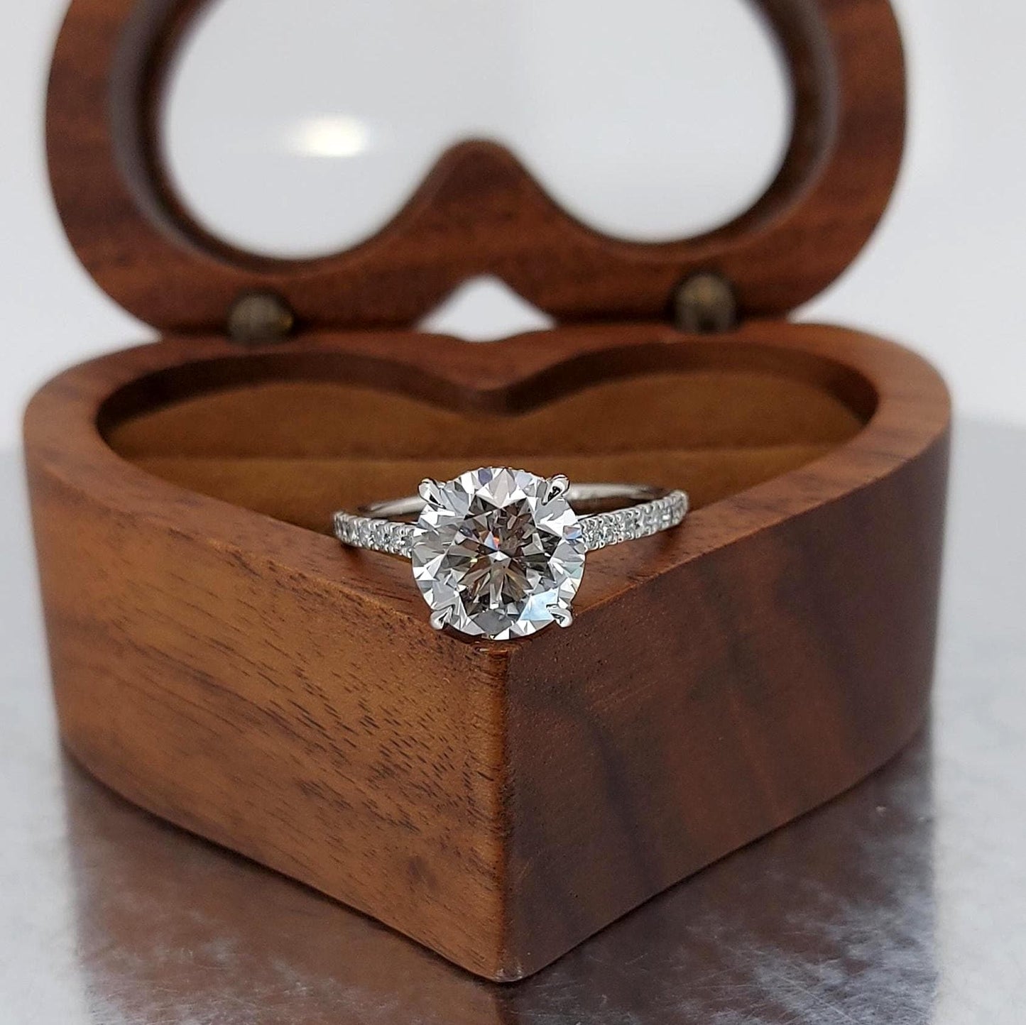 3,5 Karat IGI-zertifizierter Birnen-Labor-Diamant-Dreisteinring Pear cut Moissanite engagement ring in Gold or Platinum — custom handcrafted by Forever For Love
