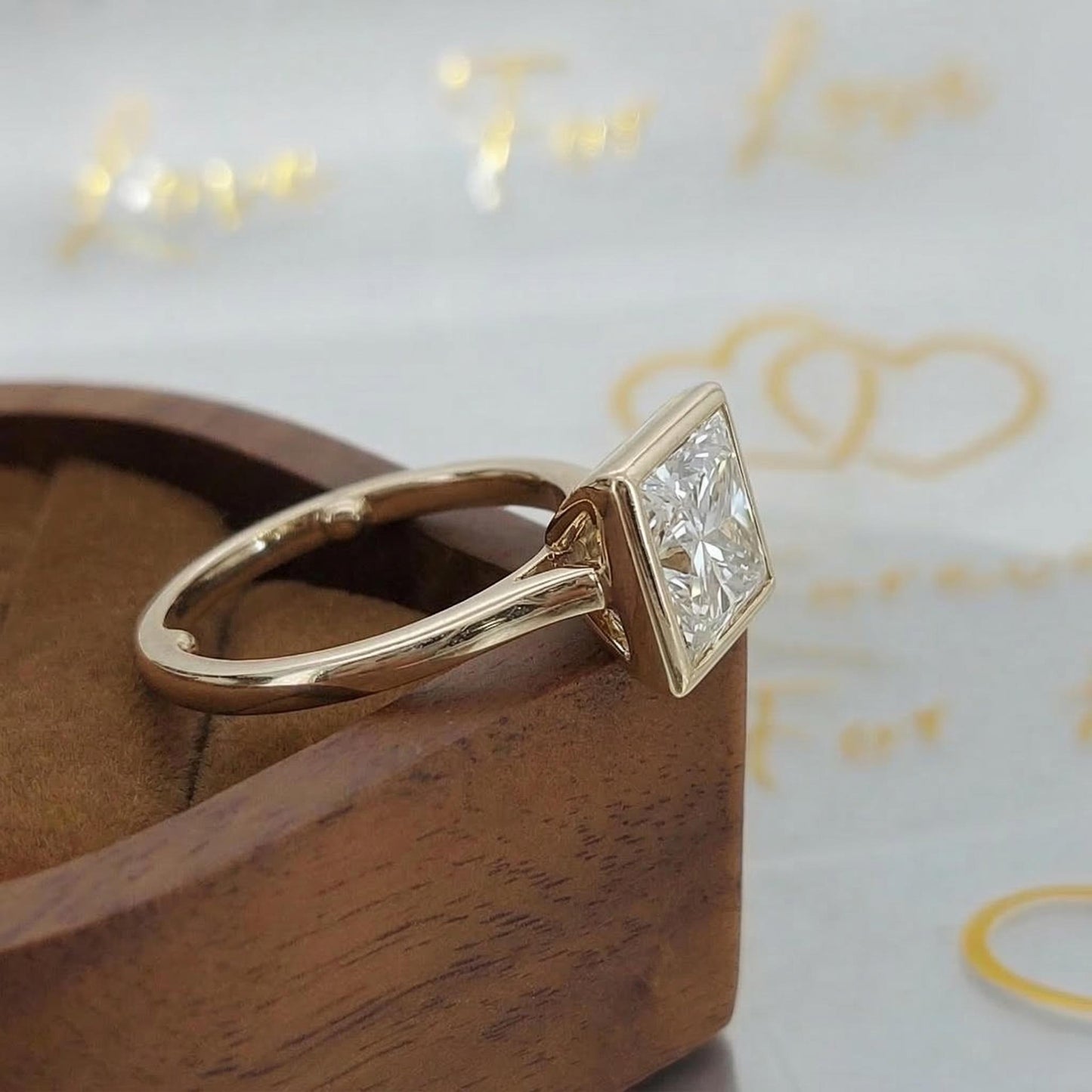 Bague de fiançailles sertie clos avec diamant de laboratoire taille princesse certifié IGI de 1 carat Princess cut 1Ct Moissanite taille brillant engagement ring in Gold or Platinum — custom handcrafted by Forever For Love