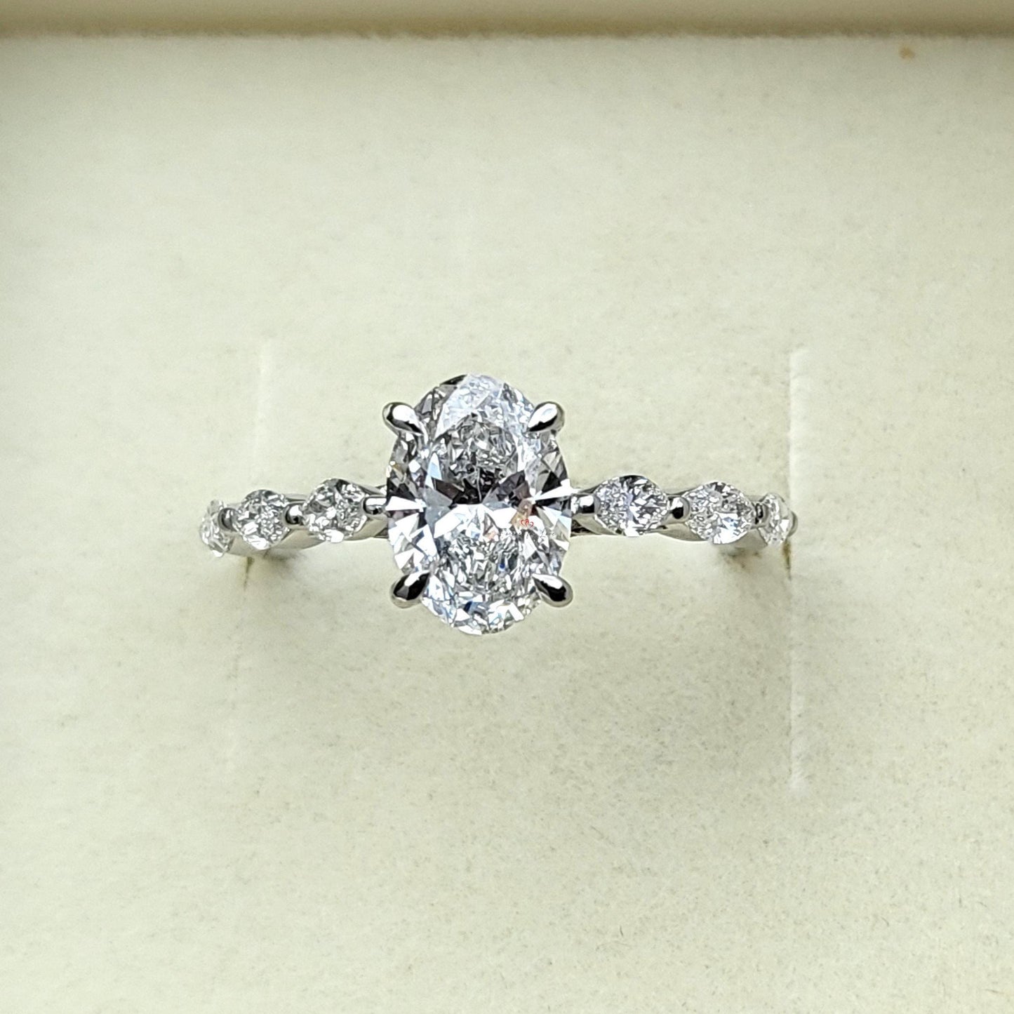 Vintage-Verlobungsring mit ovalem Labor-Diamanten Oval cut Moissanite engagement ring in 935er Argentium Silber — custom handcrafted by Forever For Love