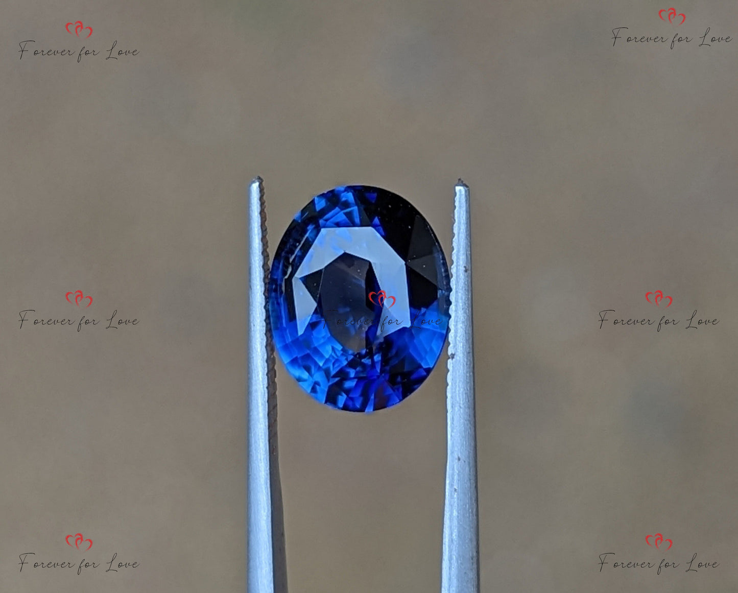 Ein natürlicher, eleganter, wärmebehandelter, erdeigener Ceylon-Saphir in Königsblau im Ovalschliff. Moissanite engagement ring in Gold or Platinum — custom handcrafted by Forever For Love