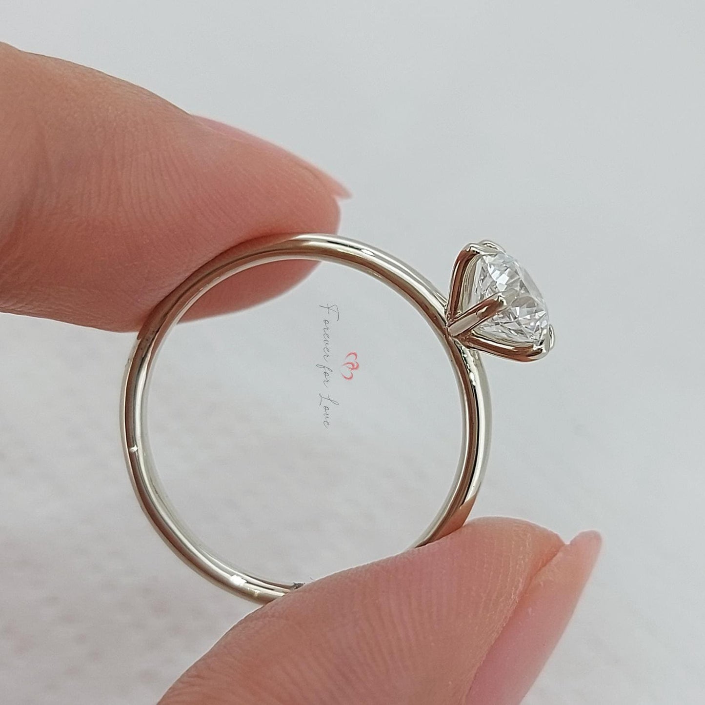 1 Karat runder Labor-Diamant Solitär-Verlobungsring Round cut Moissanite engagement ring in 935er Argentium Silber — custom handcrafted by Forever For Love