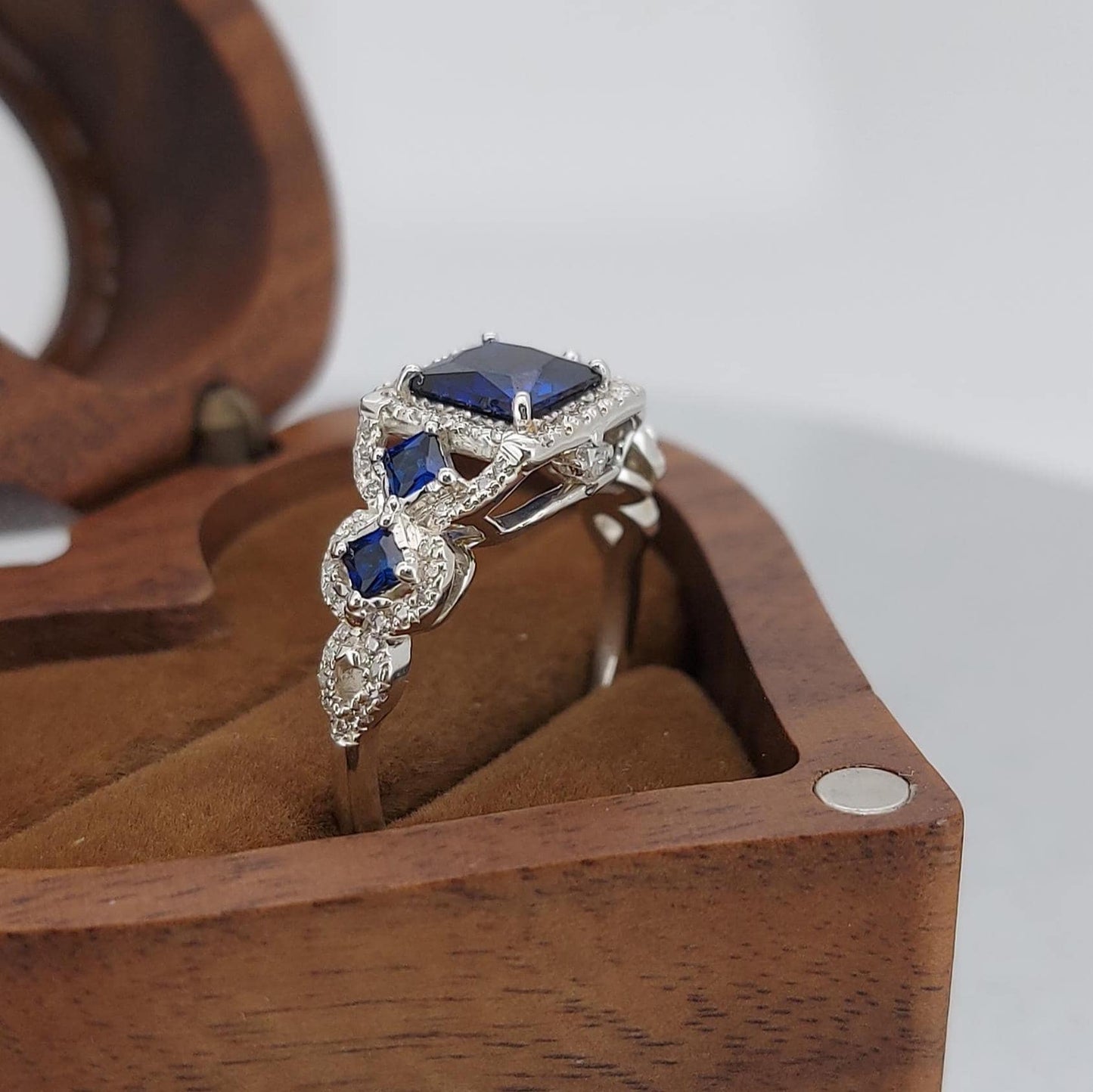 Bande de princesse saphir bleu Princess cut 1Ct Saphir naturel engagement ring in Gold or Platinum — custom handcrafted by Forever For Love