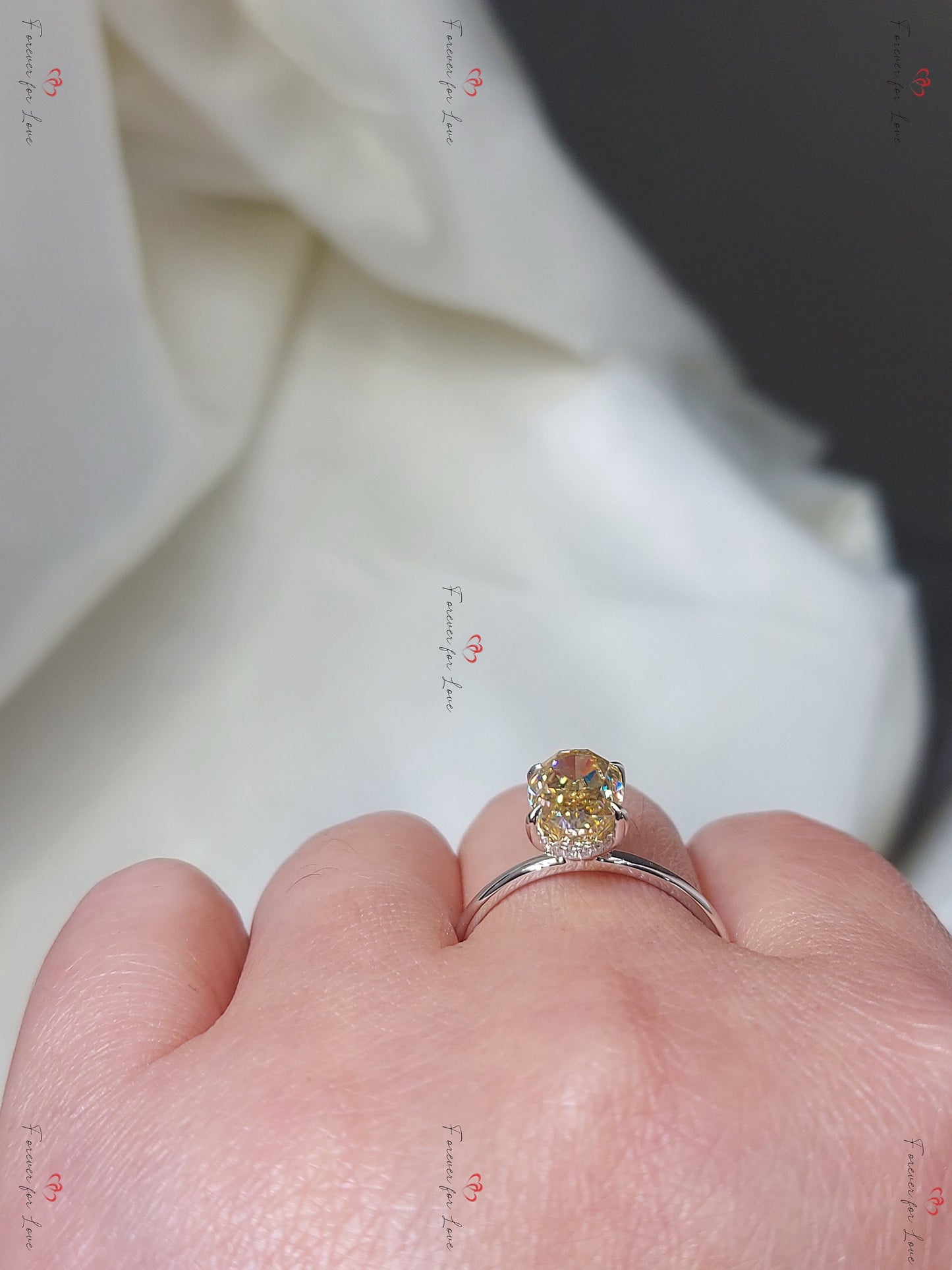 3 Karat ovaler Diamant- und Moissanit-Verlobungsring Oval cut Moissanite engagement ring in 935 Argentium Silber — custom handcrafted by Forever For Love