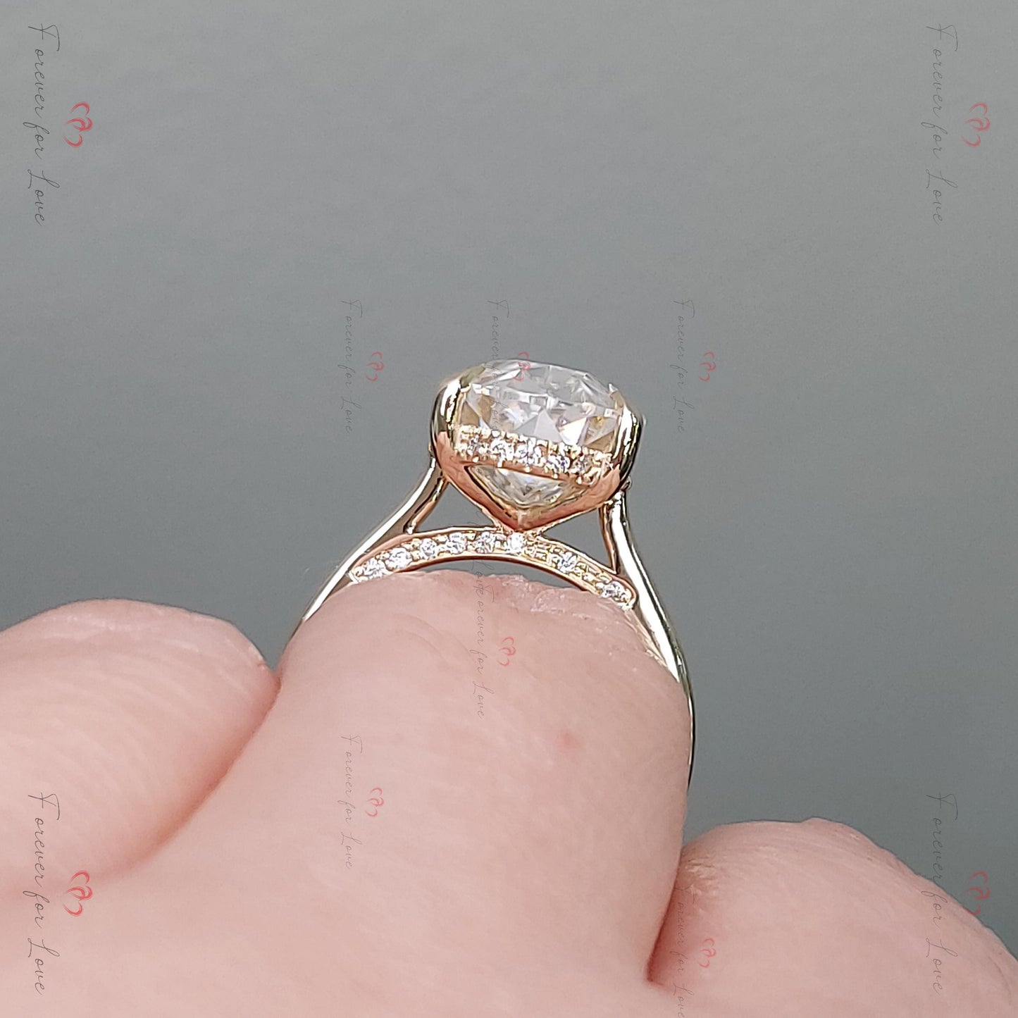 Bague de Fiançailles Ovale en Diamant ou Moissanite Oval cut Moissanite taille brillant engagement ring in Gold or Platinum — custom handcrafted by Forever For Love