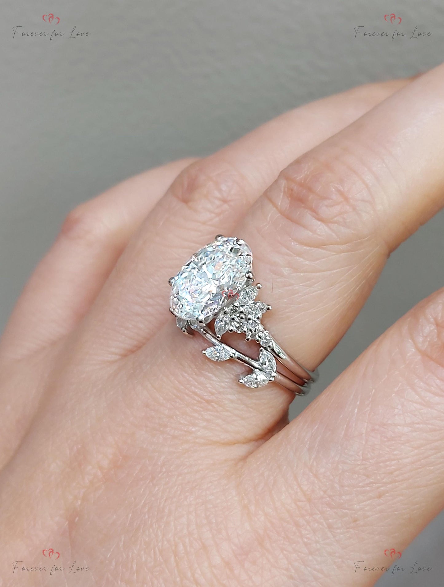 4 Karat ovales Labor-Diamant-Brautset mit Band Moissanite engagement ring in 935er Argentium Silber — custom handcrafted by Forever For Love