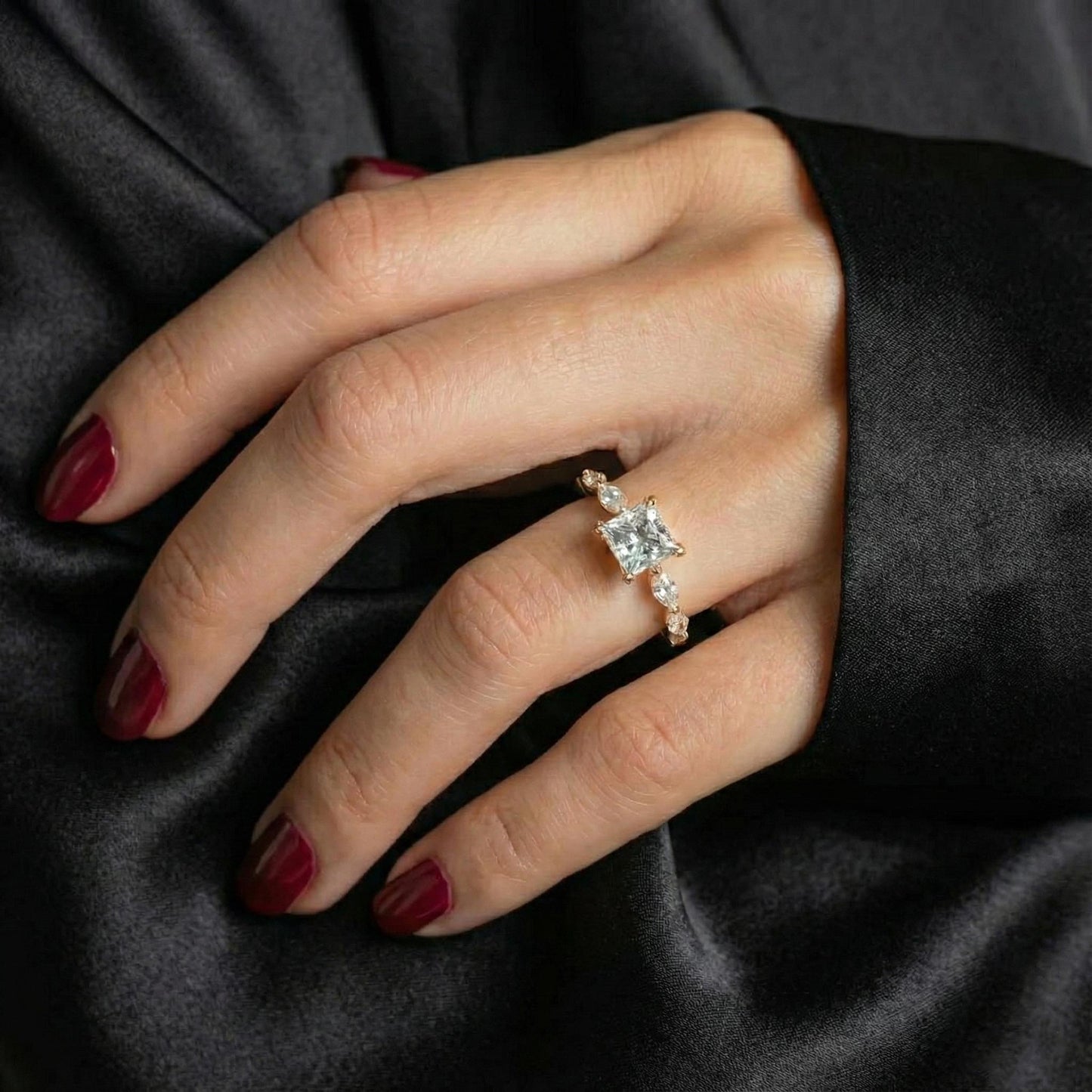 Verlobungsring mit 2 Karat IGI-zertifiziertem Prinzessschliff Labor-Diamanten Princess cut Moissanite engagement ring in 935er Argentium Silber — custom handcrafted by Forever For Love