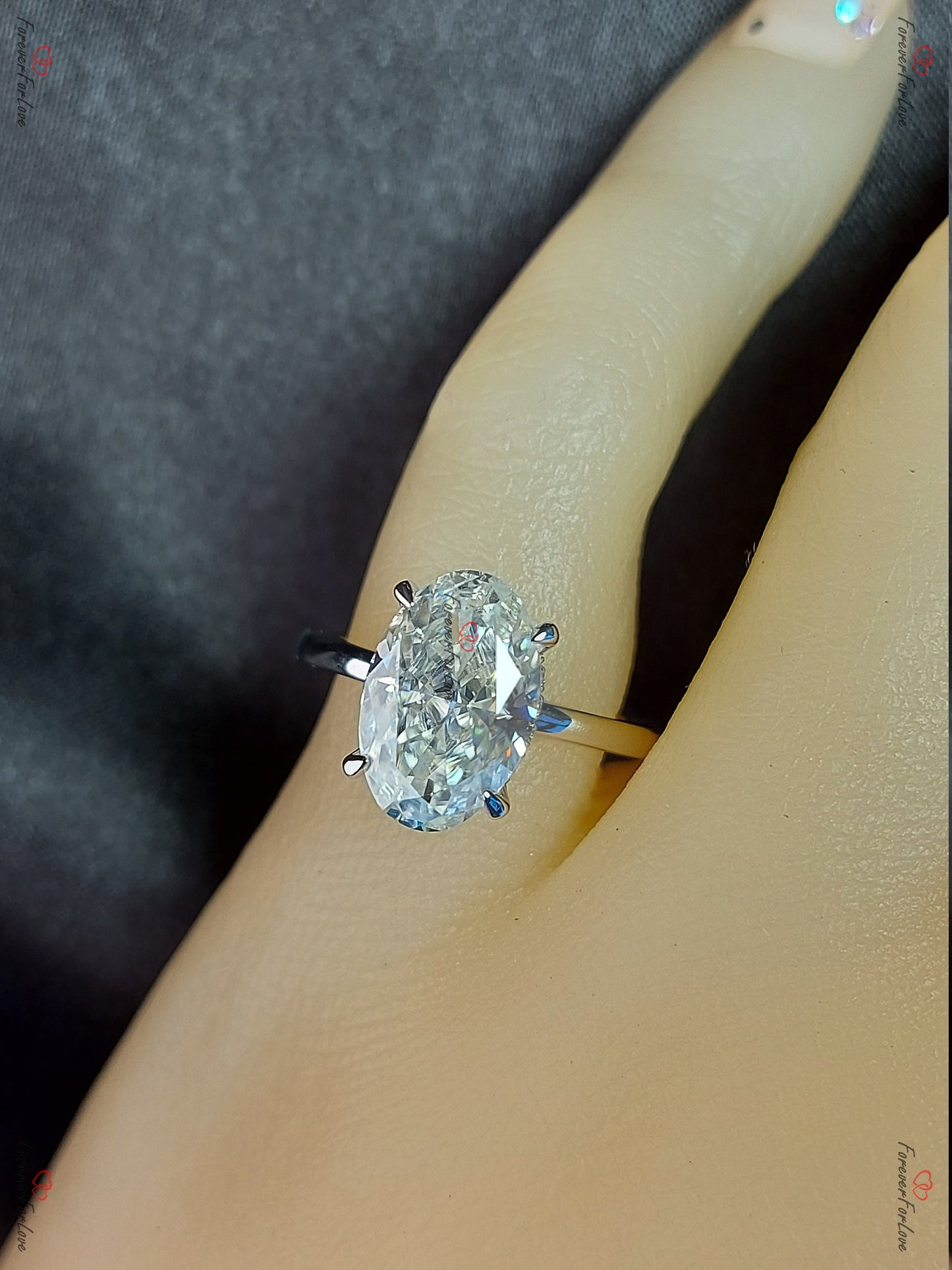 3,5 Karat ovaler Moissanit-Verlobungsring mit verstecktem Halo Oval cut Moissanite engagement ring in 935 Argentium Silber — custom handcrafted by Forever For Love