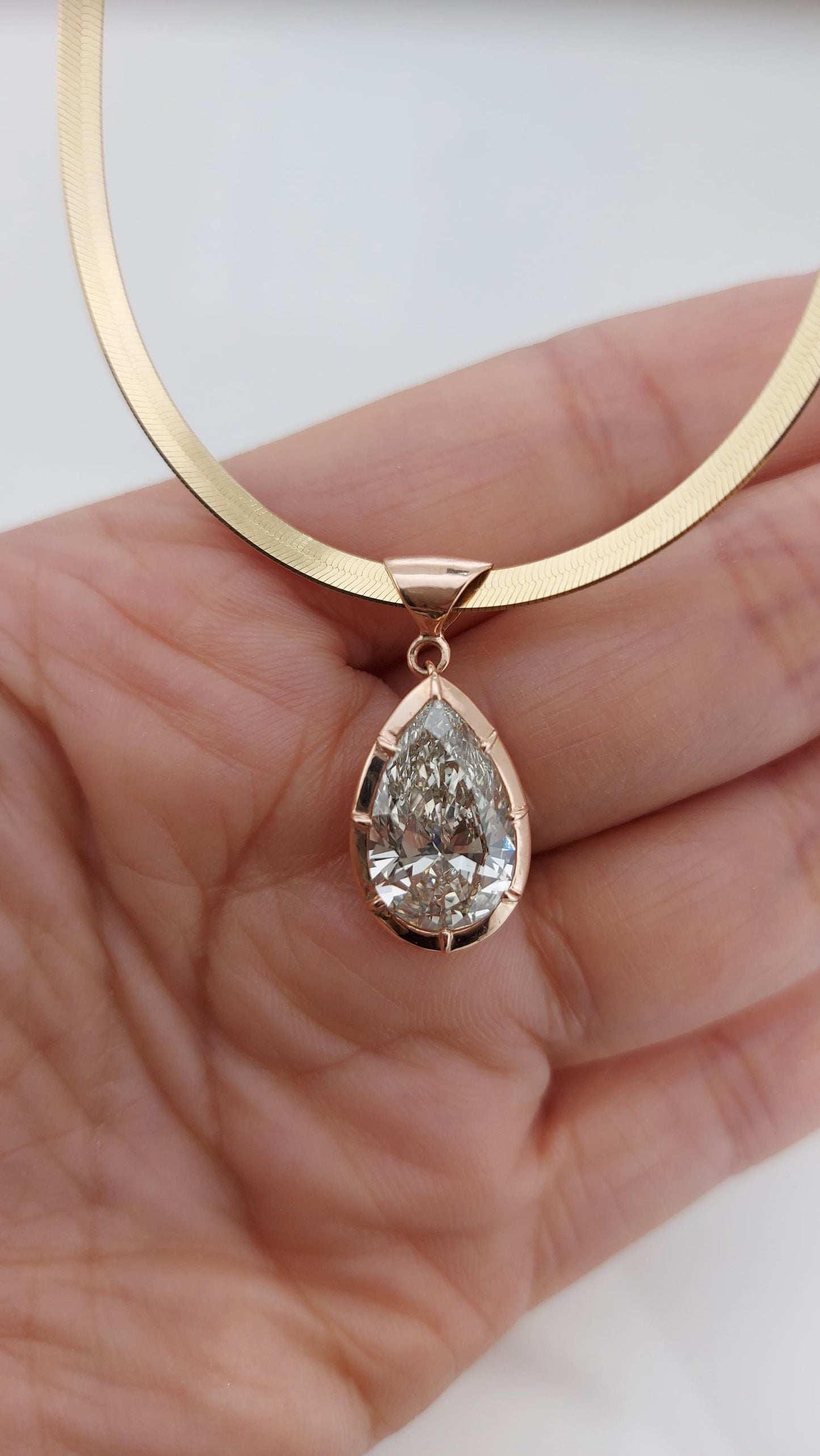 Birnenförmiger Diamant-Solitär-Floating-Anhänger mit 45 cm Kette, IGI-zertifiziert, 6 Karat, F-Farbe, VS1 Reinheit, 14 Karat Gelbgold, im Labor gezüchteter Diamant Moissanite engagement ring in Gold or Platinum — custom handcrafted by Forever For Love