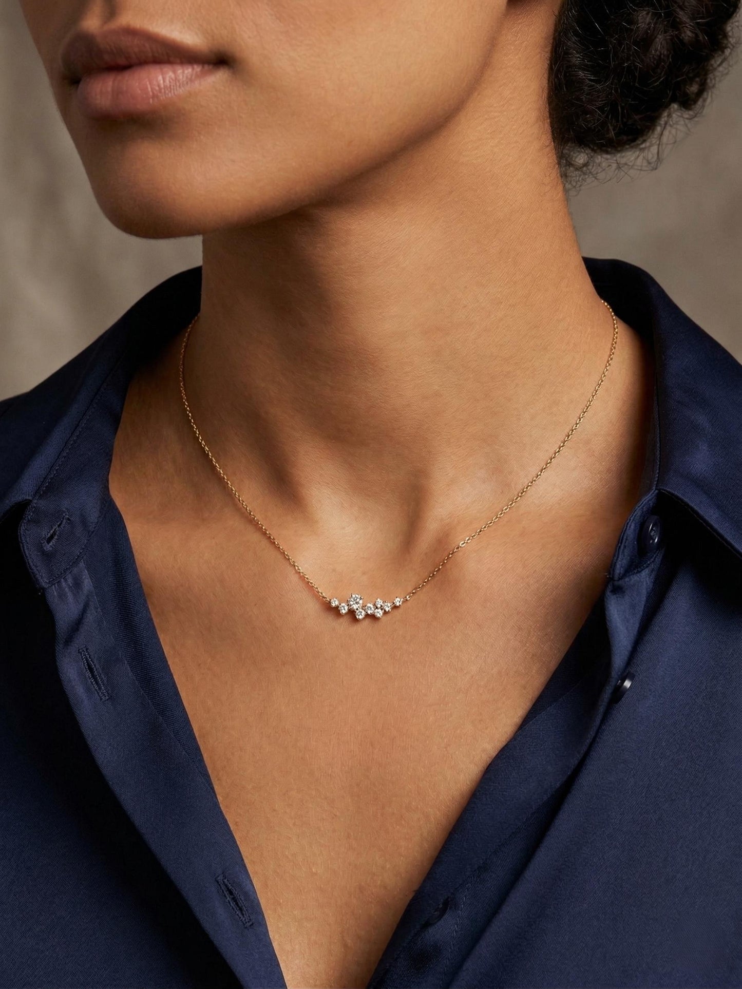 Collier grappe de diamants délicats, Pendentif rond incurvé en or 14 carats, Collier minimaliste en diamant, Bijoux de mariage, Cadeau de bijoux fins du quotidien Moissanite engagement ring in Gold or Platinum — custom handcrafted by Forever For Love