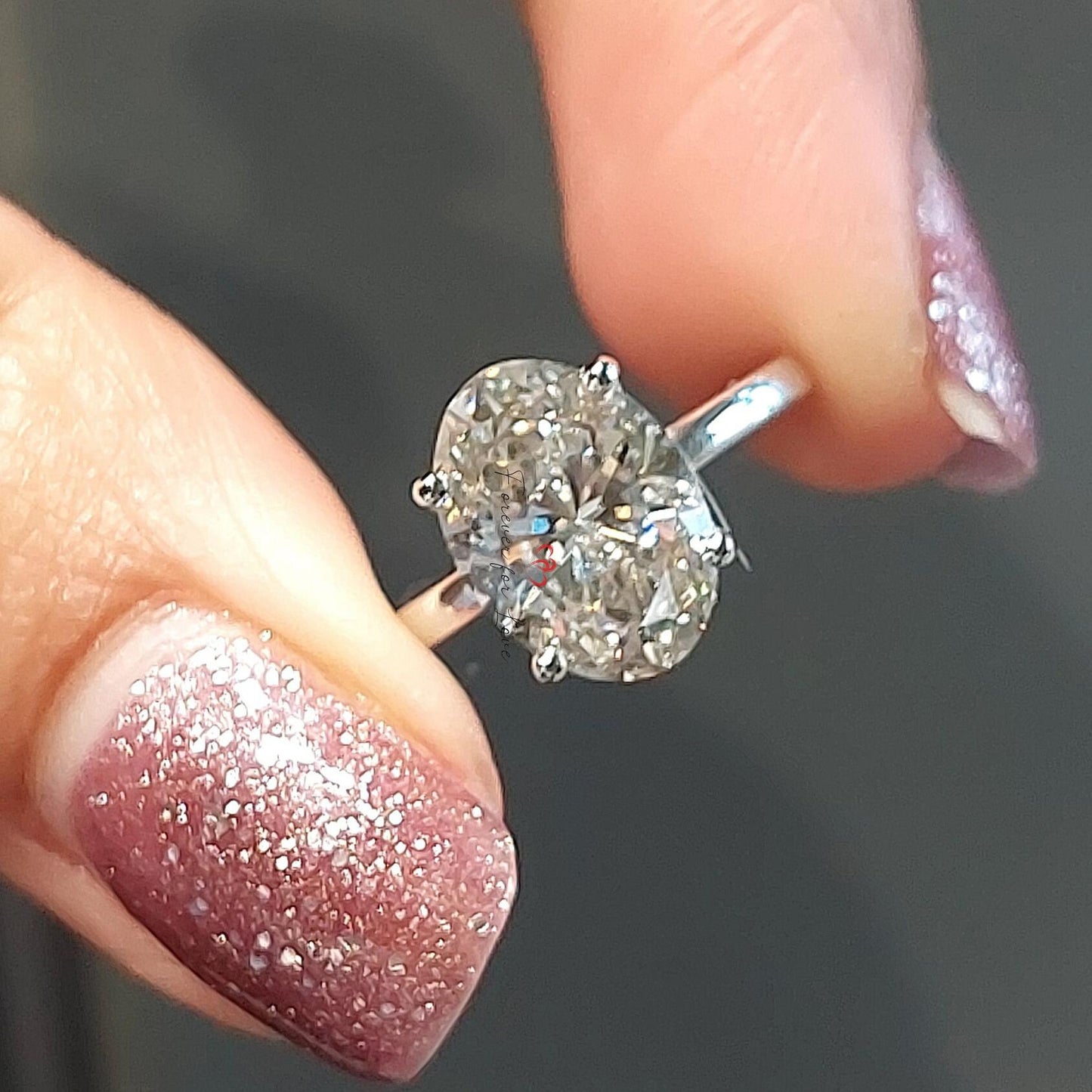 Bague de fiançailles en diamant de laboratoire ovale de 2,5 carats certifié IGI Oval cut 1Ct Moissanite taille brillant engagement ring in Gold or Platinum — custom handcrafted by Forever For Love