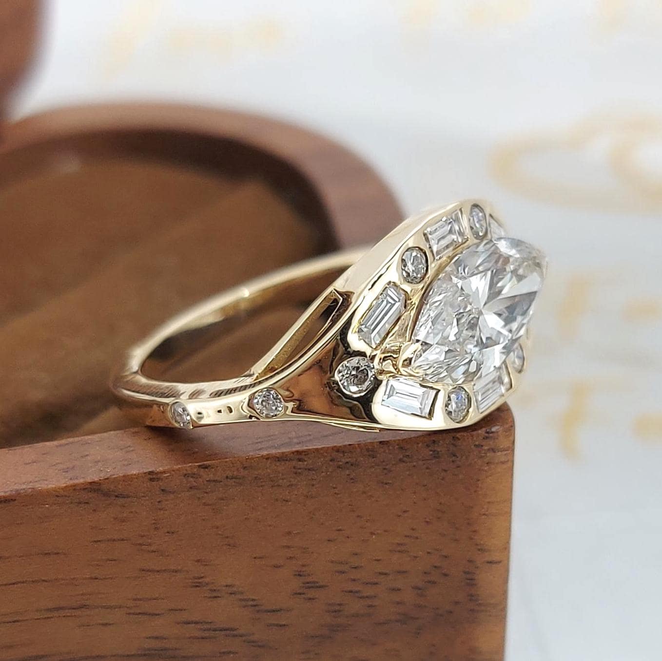 2 Karat Ost-West-Marquise-Verlobungsring Echter im Labor gezüchteter Diamantring Jubiläumsring Geschenk Einzigartiger Heiratsantragsring für sie Marquise cut Moissanite engagement ring in 935 Argentium Silber — custom handcrafted by Forever For Love
