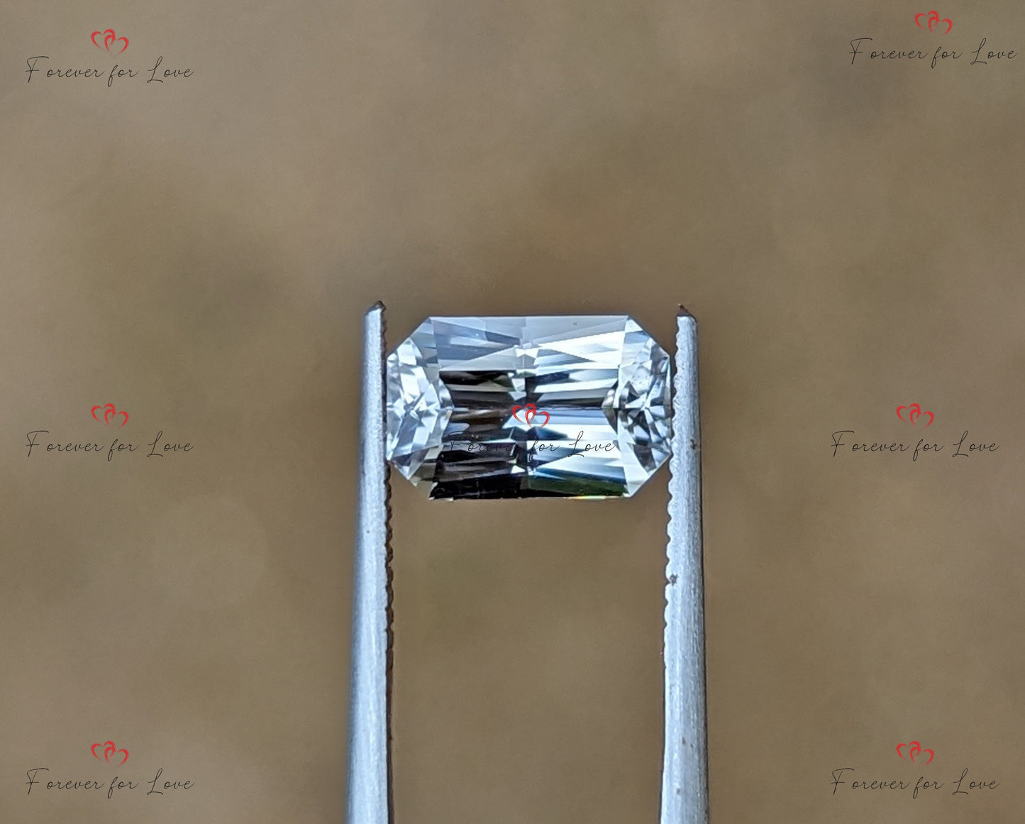 1,60 Karat unbeheizter, unbehandelter Weißer Saphir. Ein natürlicher, eleganter, unbeheizter, unbehandelter Ceylon-Saphir im Radiant-Schliff. Moissanite engagement ring in Gold or Platinum — custom handcrafted by Forever For Love