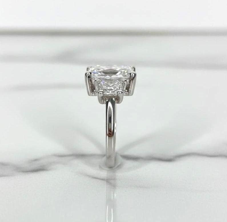 5 Karat E-Farbe VVS2 Reinheit IGI-zertifizierter strahlender Schliff Dreistein-Verlobungsring mit im Labor gezüchteten Diamanten, seitliche Trapeze 14 Karat Weißgold Radiant cut Moissanite engagement ring in Gold or Platinum — custom handcrafted by Forever For Love