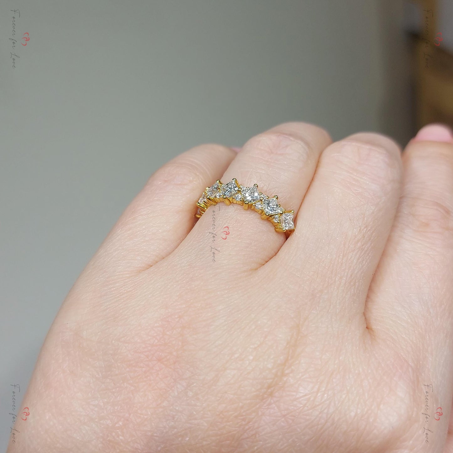 Bague demi-alliance en diamant taille princesse 3 mm en or 18k 14k, sertie pavé. Or jaune, rose, blanc, platine certifié. Princess cut Moissanite Taille Brillant engagement ring in Gold or Platinum — custom handcrafted by Forever For Love
