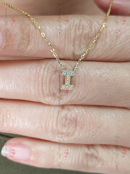 Initial-Halskette, 14 Karat Gelbgold, zierlicher minimalistischer Diamant-Anhänger, Damen-Halskette mit echten Diamantbuchstaben, Geburtstagsgeschenk für sie.