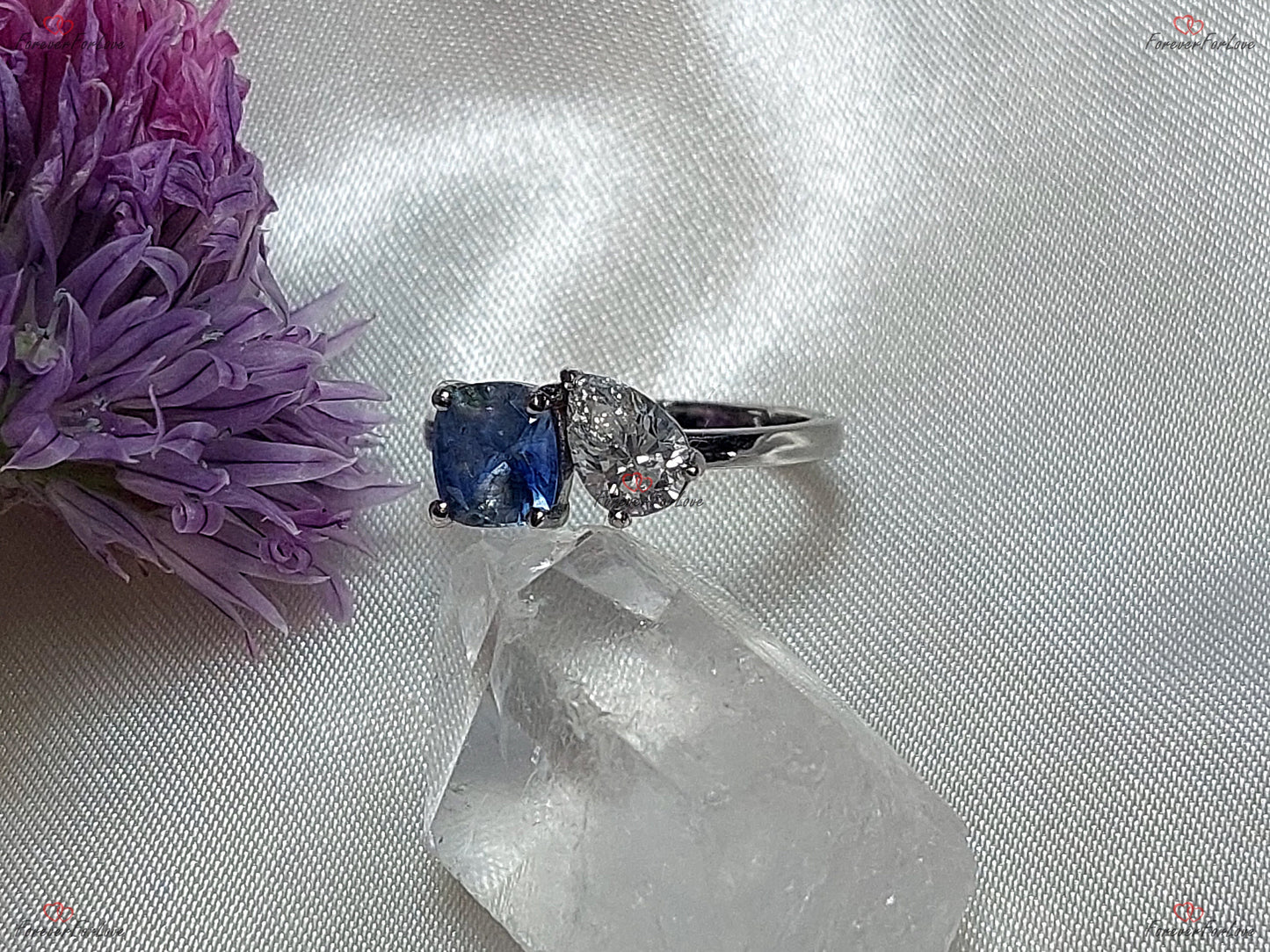Verlobungsring mit Kissen-Diamant, Saphir und Toi et Moi Cushion cut Moissanite engagement ring in Gold or Platinum — custom handcrafted by Forever For Love