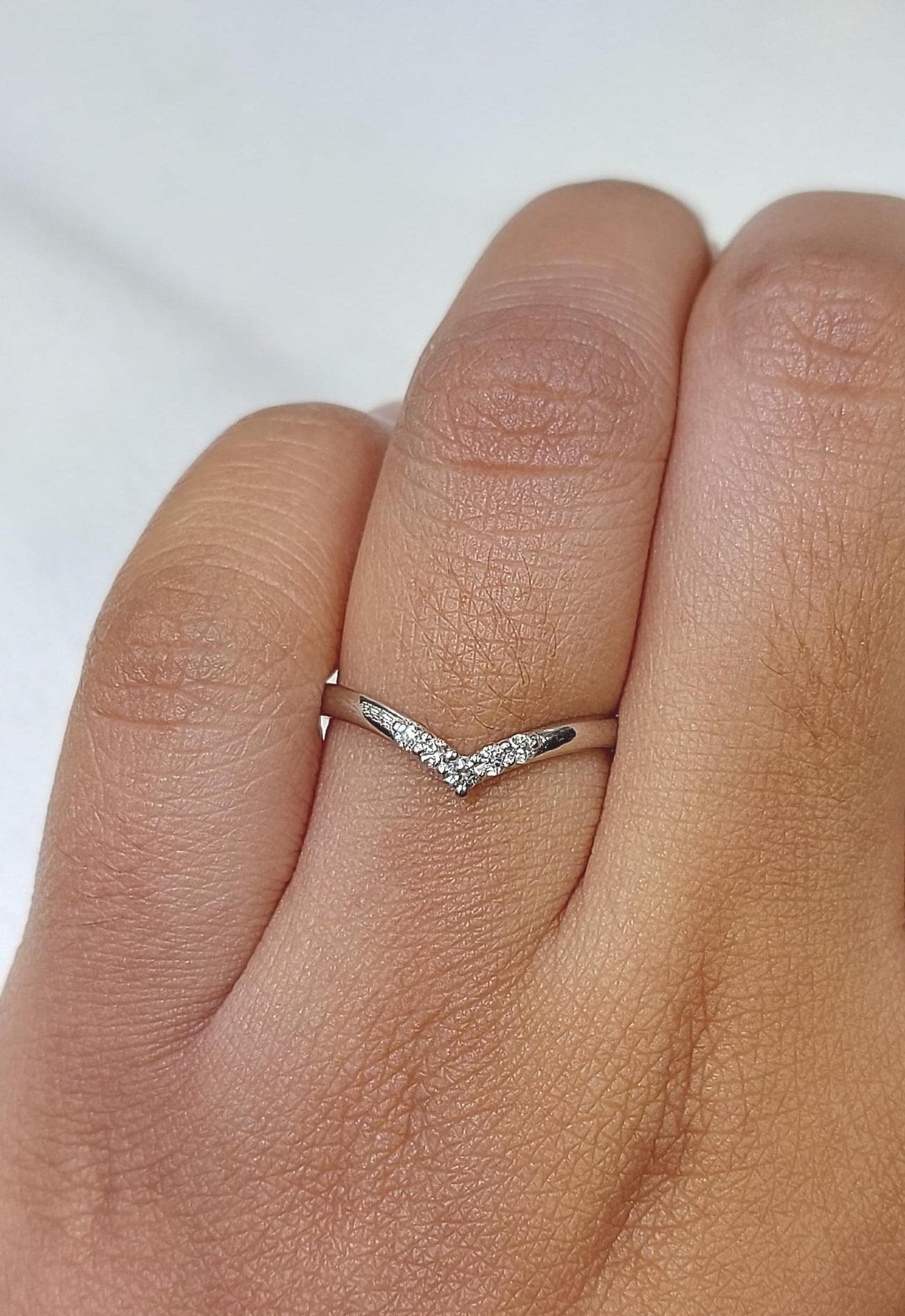 Ring mit runden Labor-Diamanten zum Stapeln Round cut Moissanite engagement ring in 935er Argentium Silber — custom handcrafted by Forever For Love